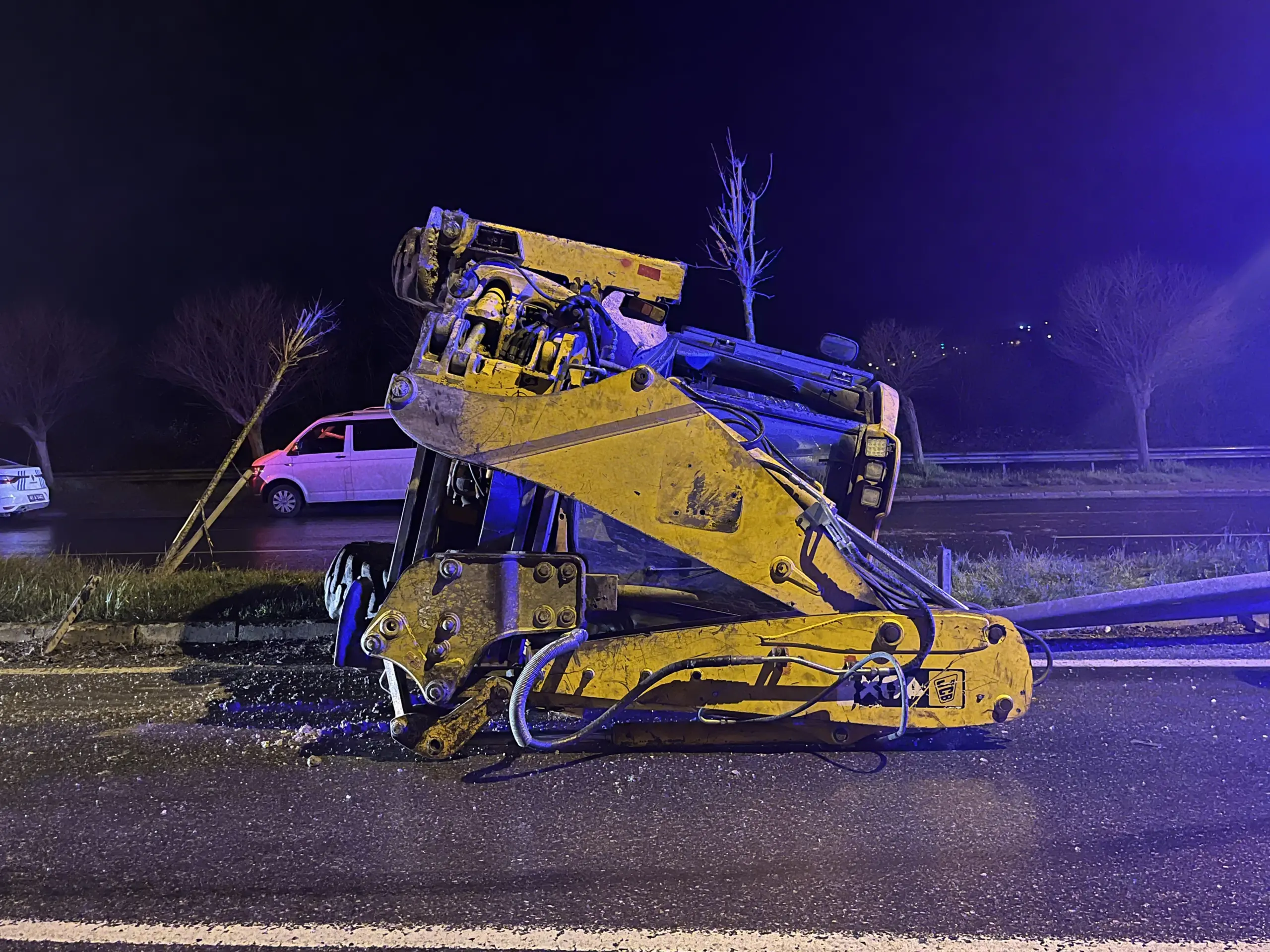 Trafikteki iş makinası devrildi! - Resim : 2