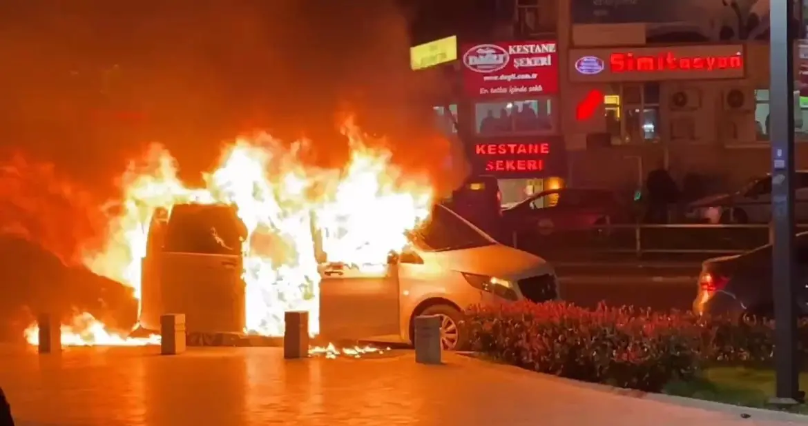 O belediye Başkan adayının aracı yandı! - Resim : 1