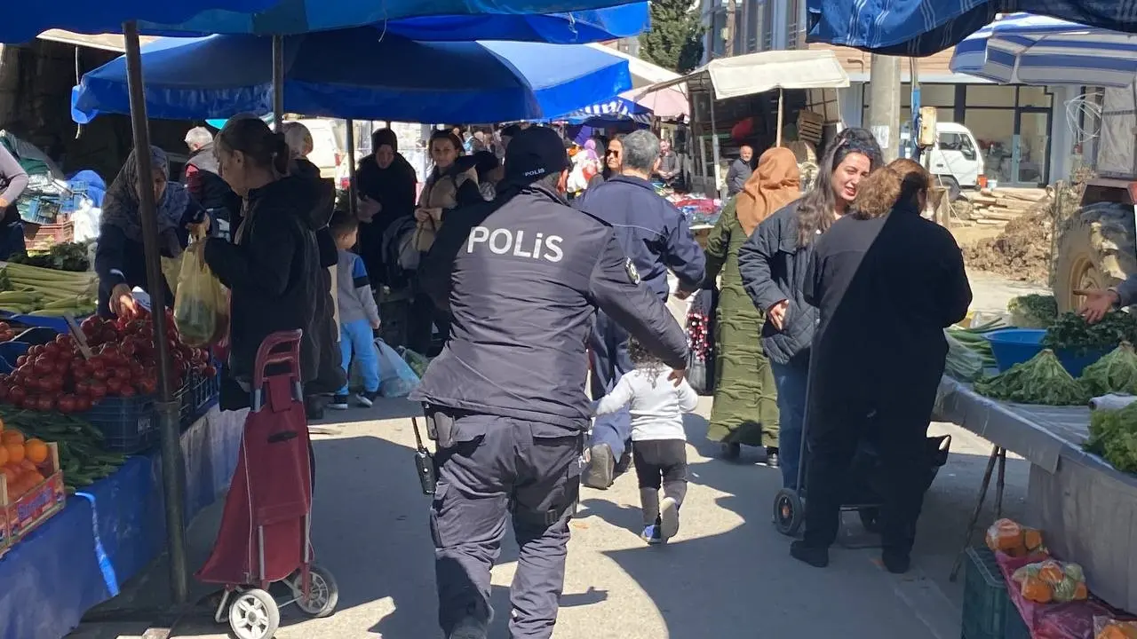 2 yaşındaki bebek pazarı birbirine kattı - Resim : 2