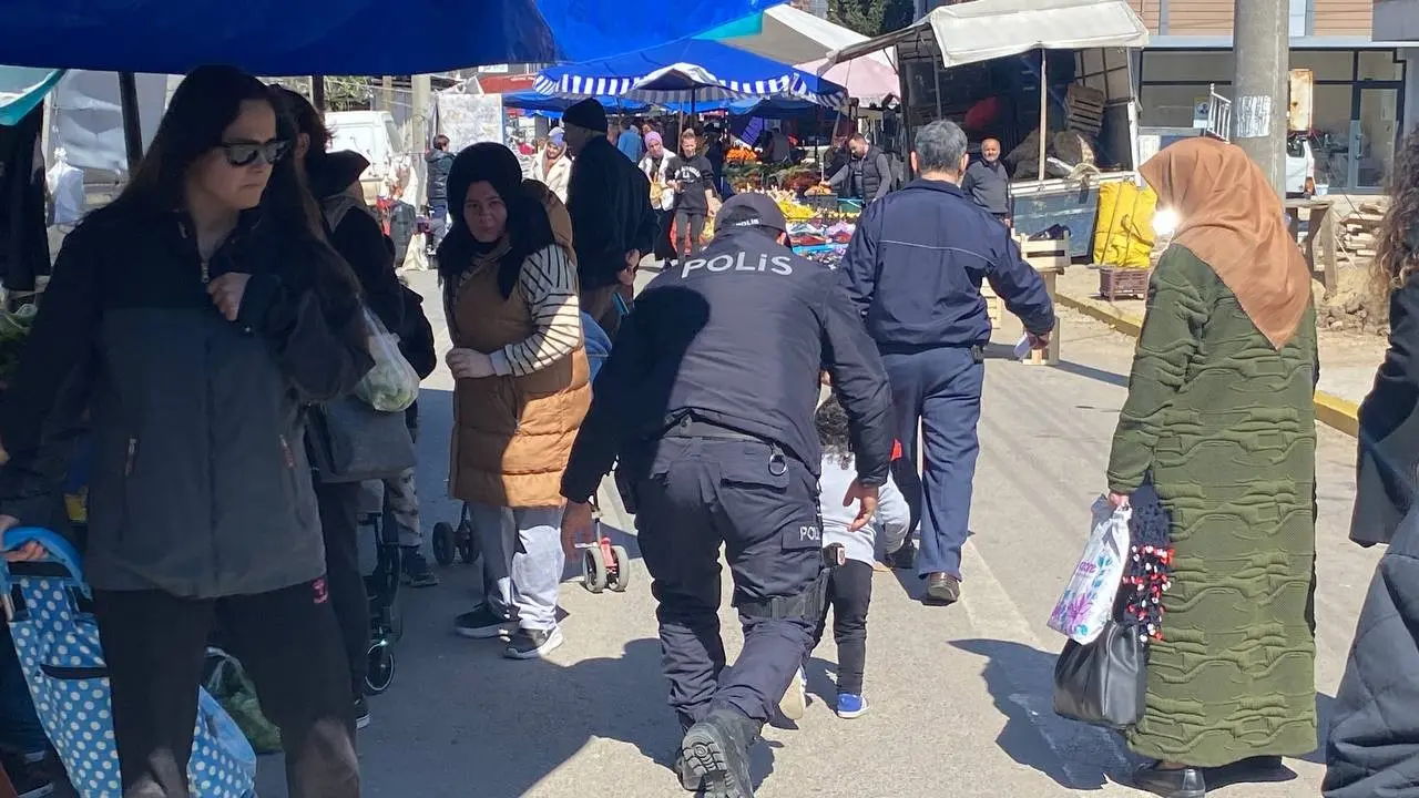 2 yaşındaki bebek pazarı birbirine kattı - Resim : 1