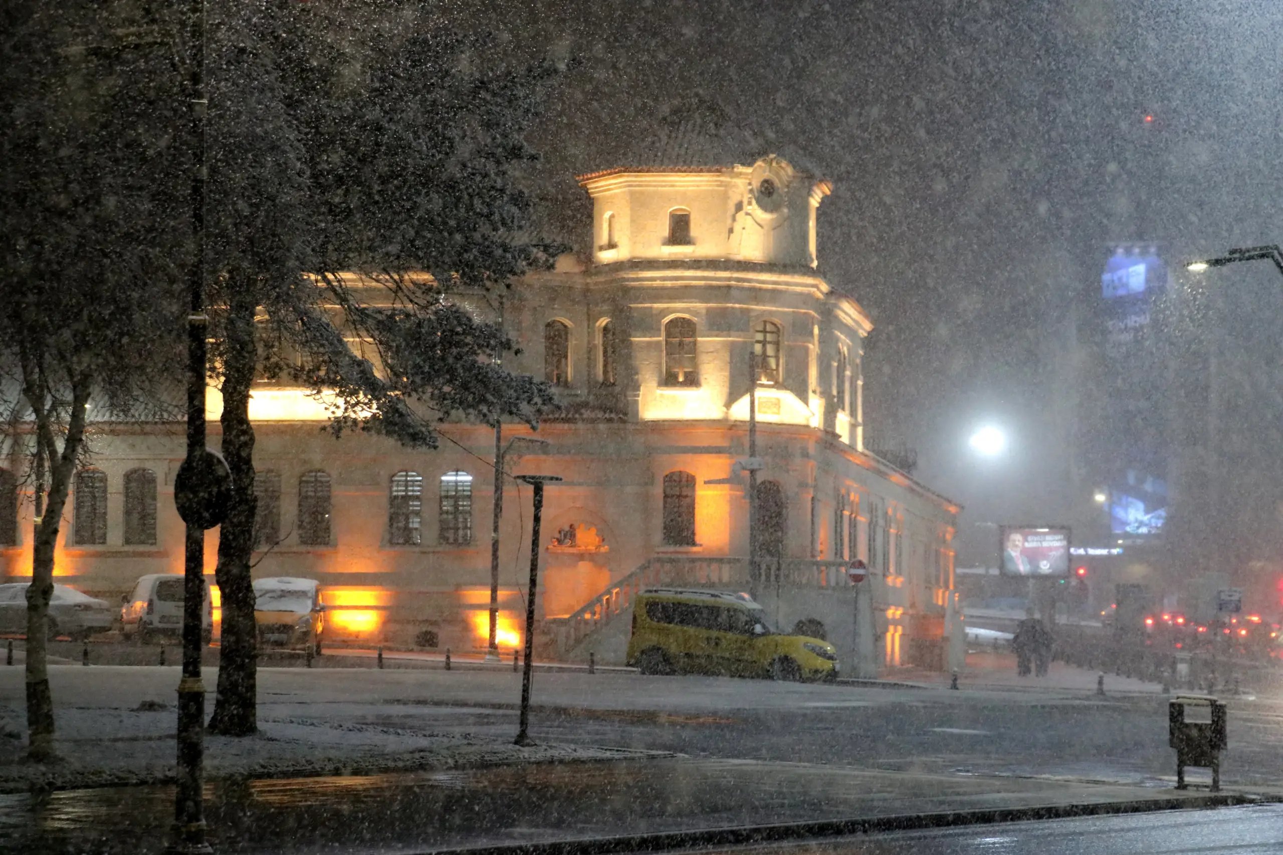 Baharı bekleyen o şehir karla kaplandı - Resim : 1