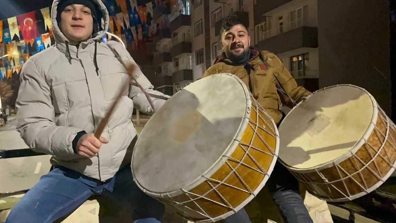 Geleneği sürdürmek için kamyonet kasasında davul çalıyorlar - Resim : 2