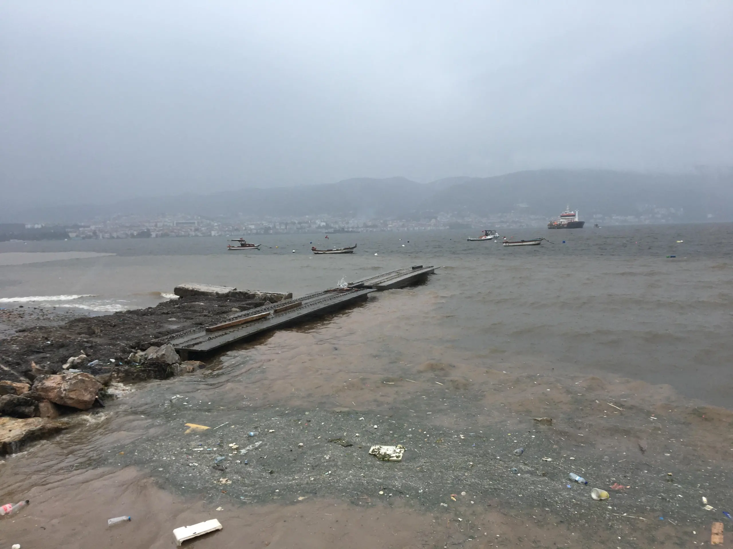 Fırtına sonrası deniz kahverengiye döndü! - Resim : 1