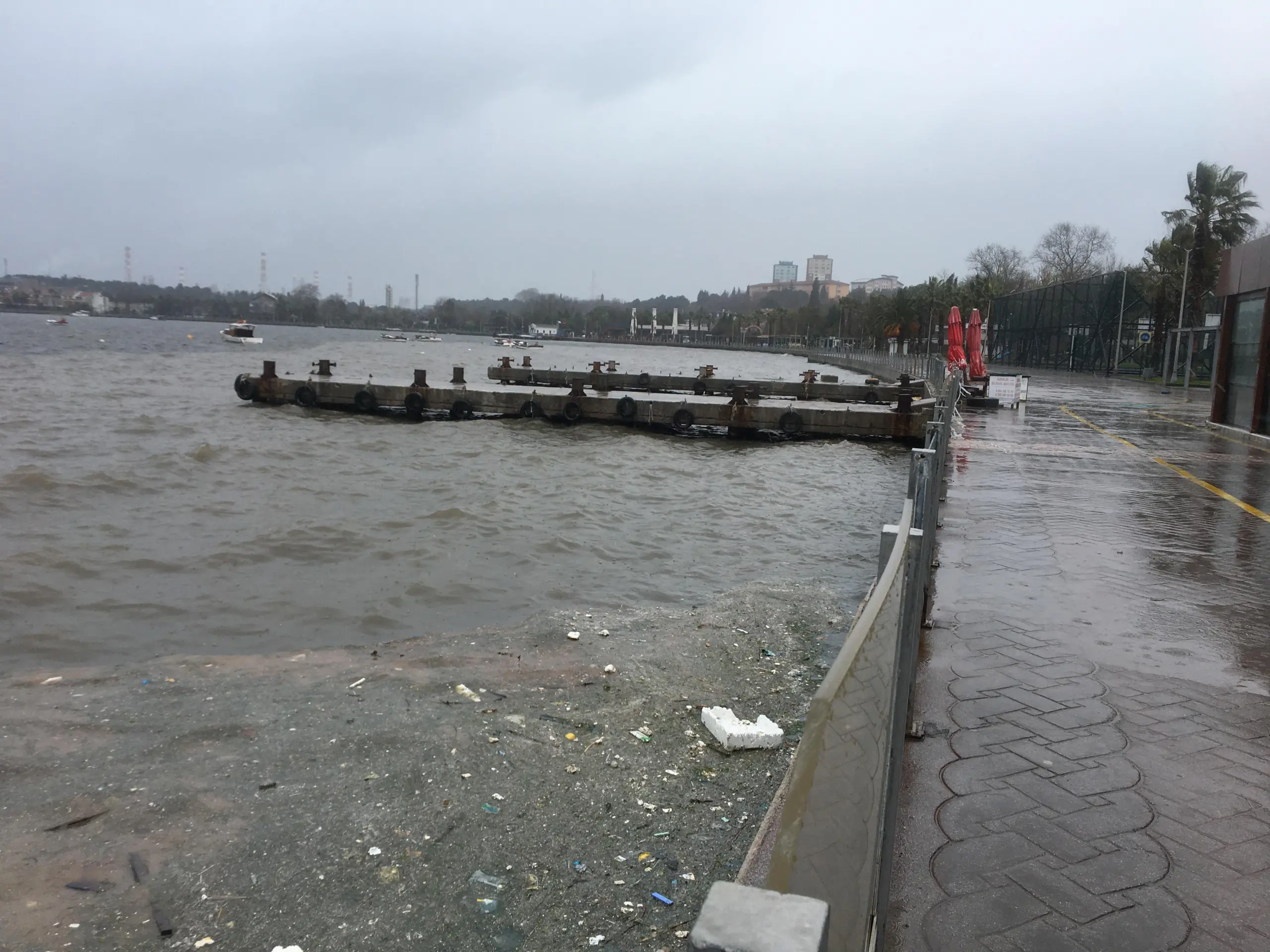 Fırtına sonrası deniz kahverengiye döndü! - Resim : 3