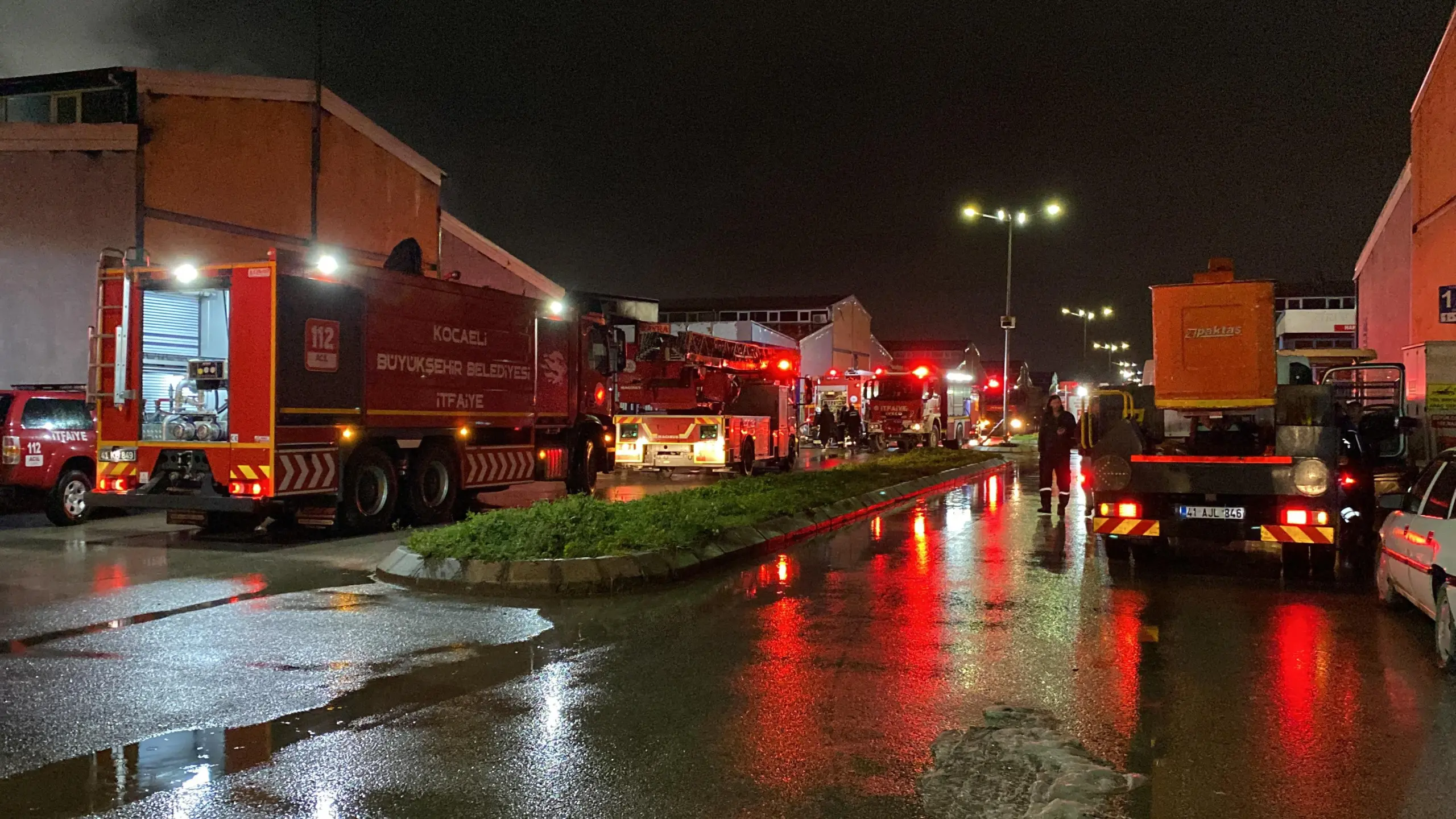 Yangında 5 iş yeri küle döndü: 71 itfaiye yardımıyla söndürüldü - Resim : 2