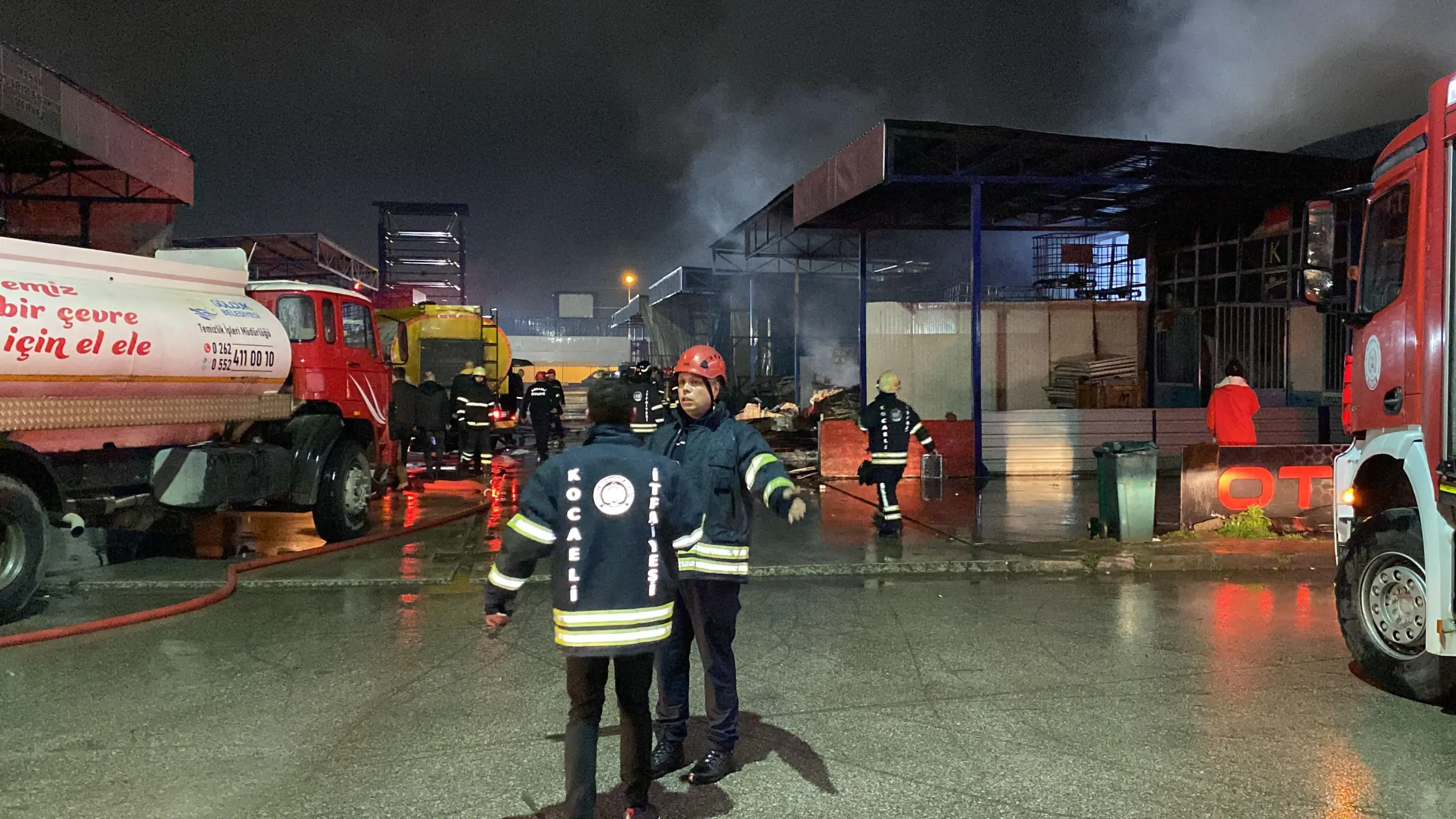 Yangında 5 iş yeri küle döndü: 71 itfaiye yardımıyla söndürüldü - Resim : 1