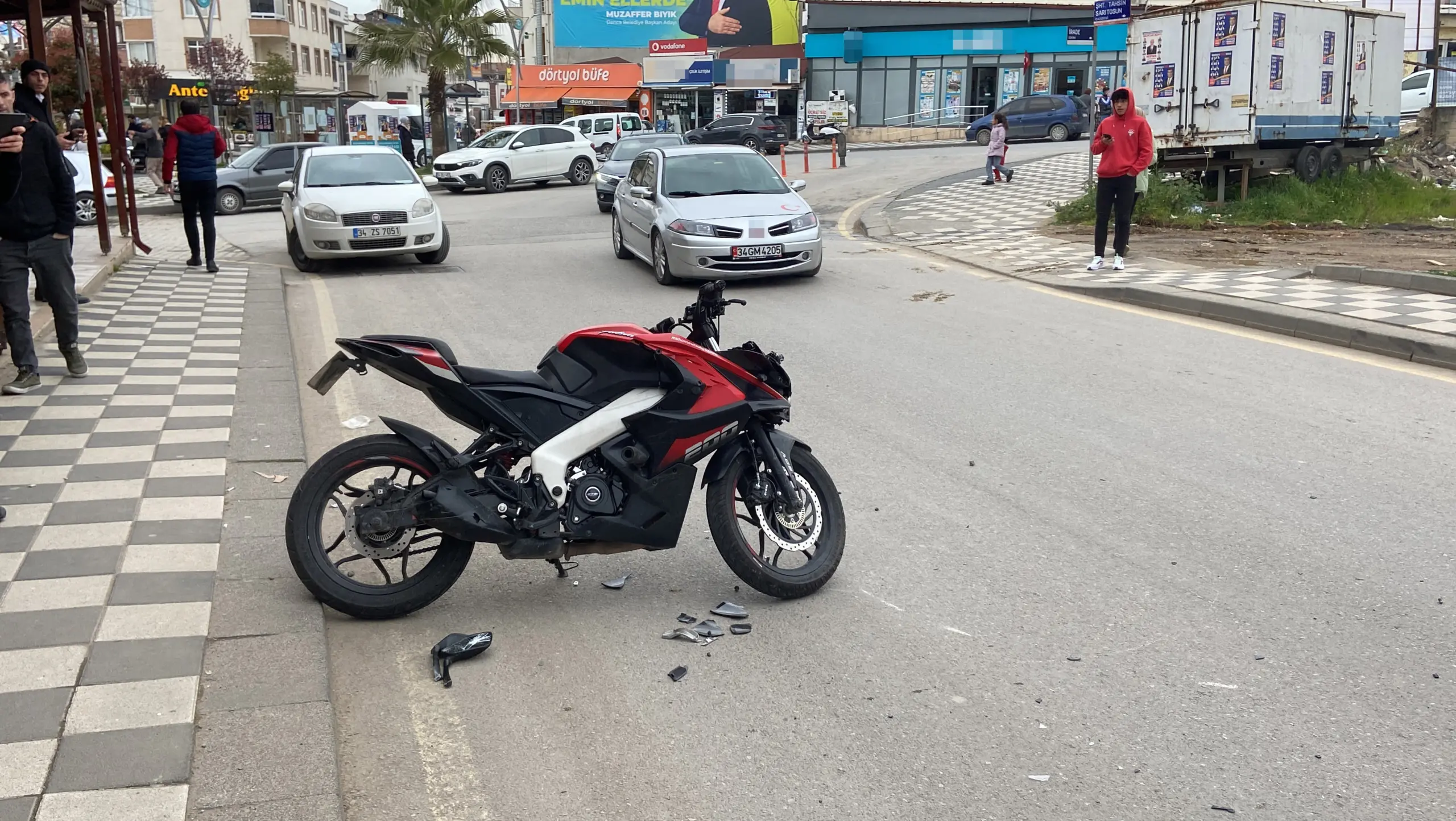 Motosikletler kafa kafaya çarpıştı: 2 yaralı - Resim : 3