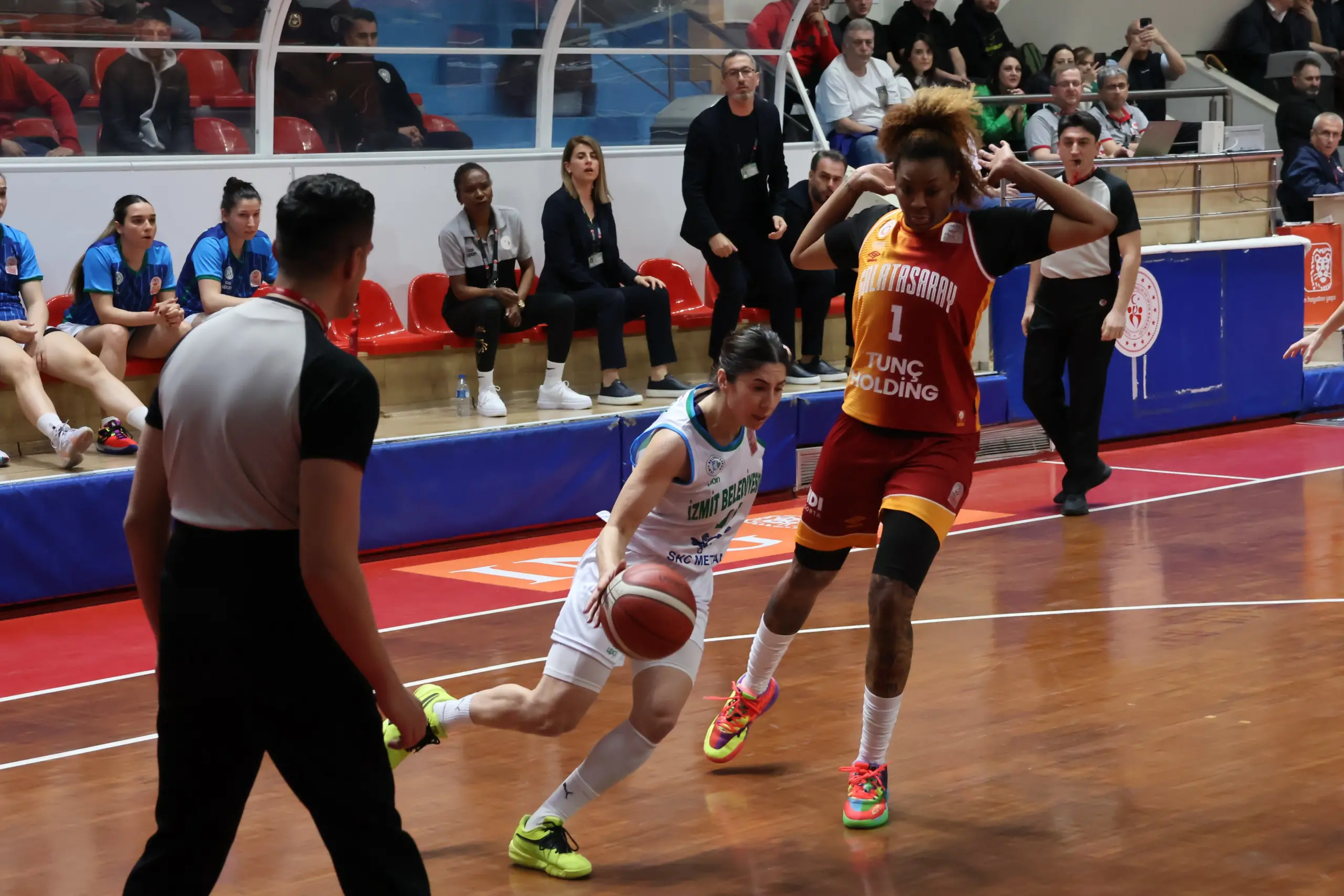 Periler hakem kurbanı! 75-78 - Resim : 3