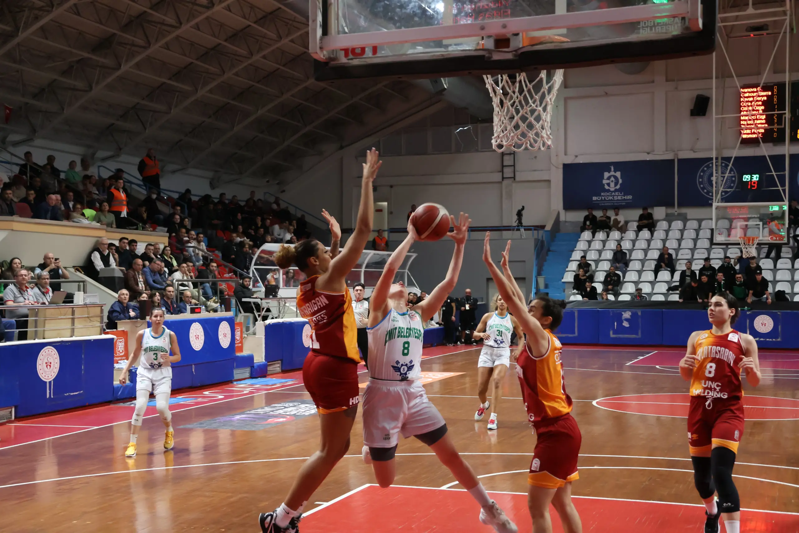 Periler hakem kurbanı! 75-78 - Resim : 4