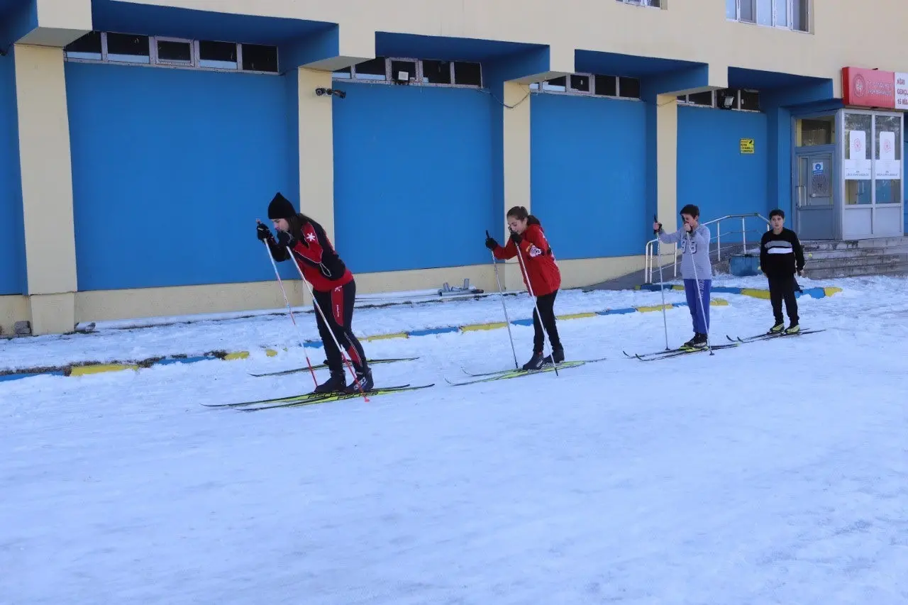 Kayaklı koşuyu kızlarla buluşturuyor! - Resim : 4