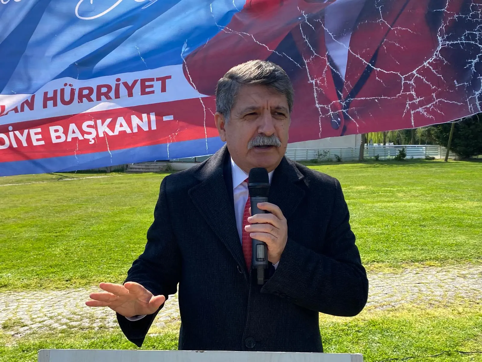 Sarı: Büyükakın, Tutuş’u velisi gibi İzmit’in sokaklarında gezdiriyor - Resim : 1