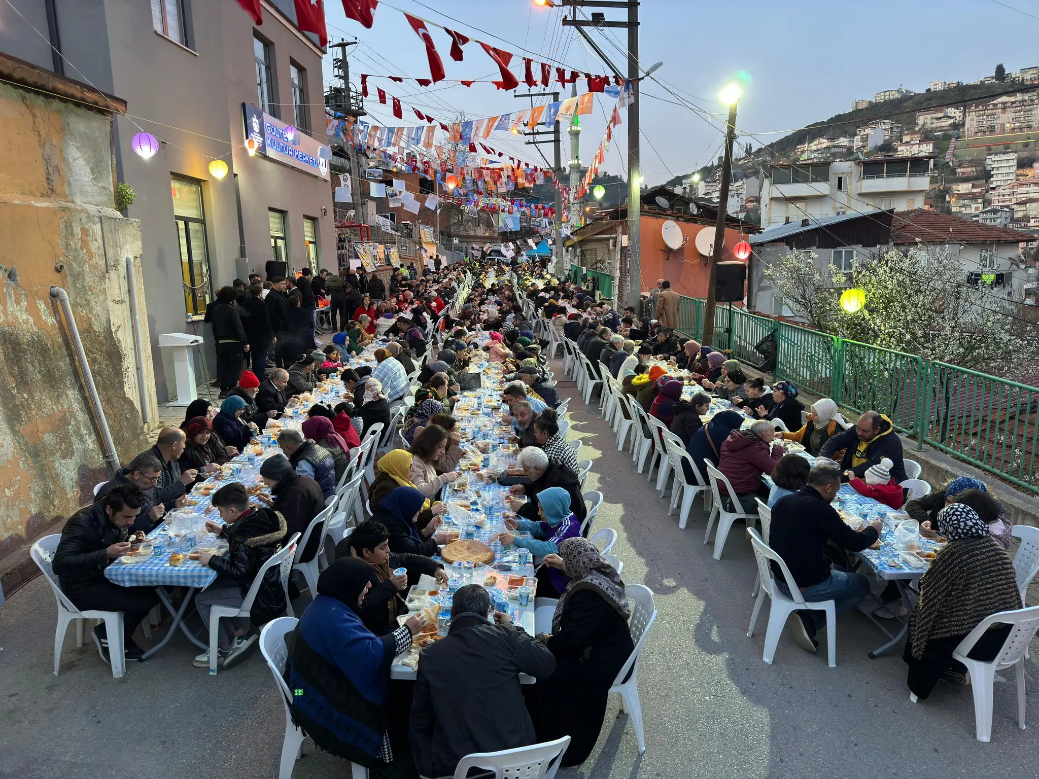 Binler katıldı: Gültepe'de iftar bir başka! - Resim : 7