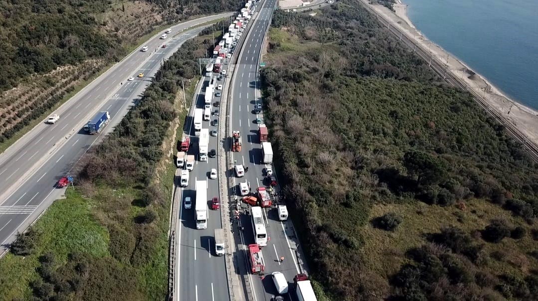 Feci kaza! Yolcu otobüsü ile TIR çarpıştı - Resim : 8