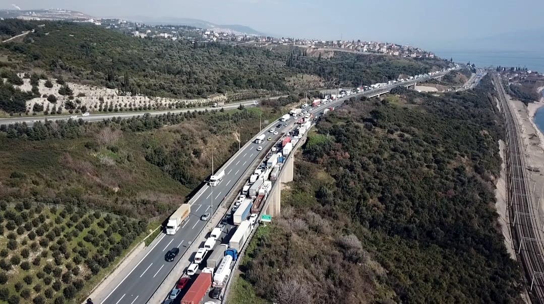 Feci kaza! Yolcu otobüsü ile TIR çarpıştı - Resim : 9