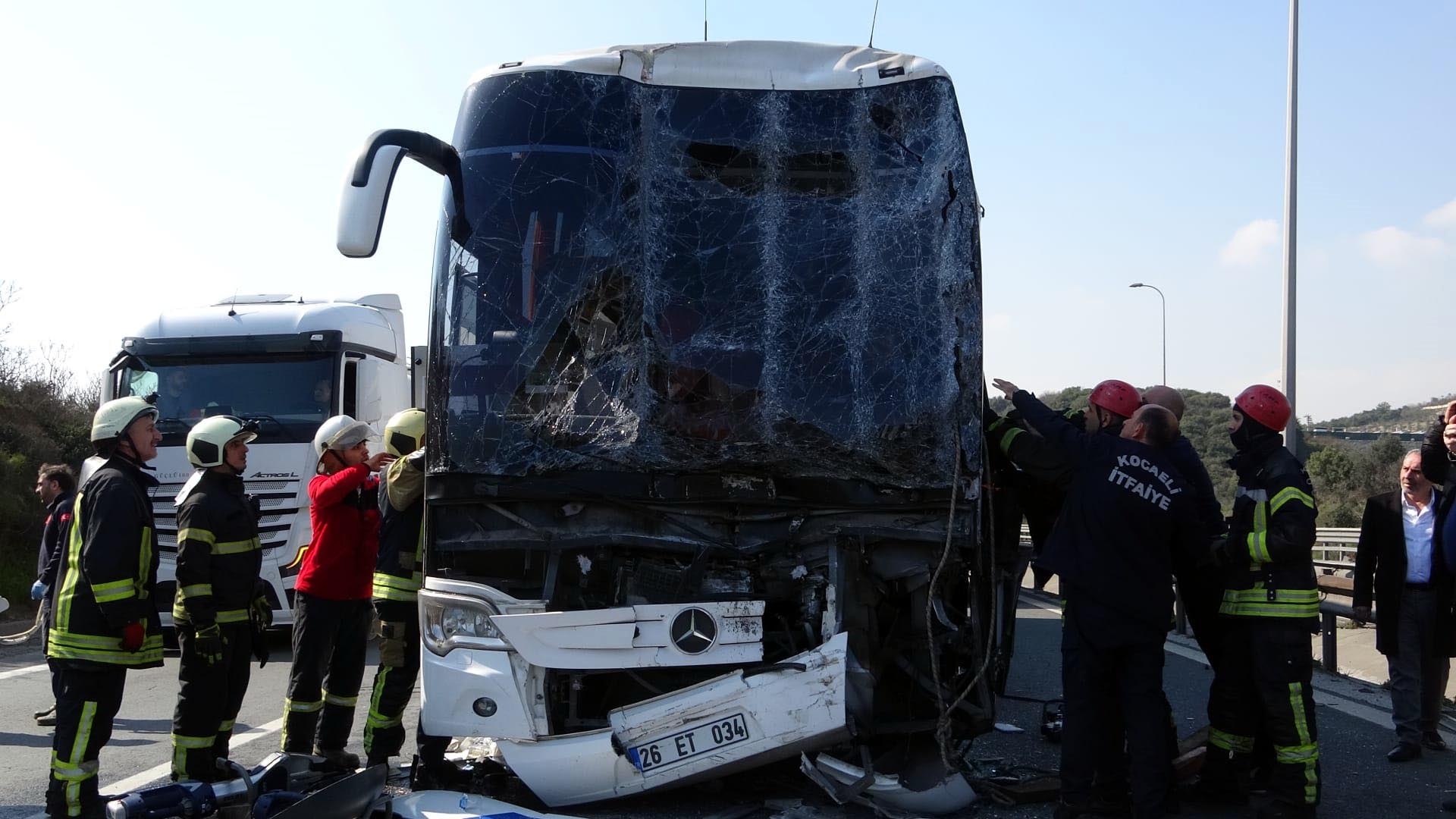 Feci kaza! Yolcu otobüsü ile TIR çarpıştı - Resim : 6