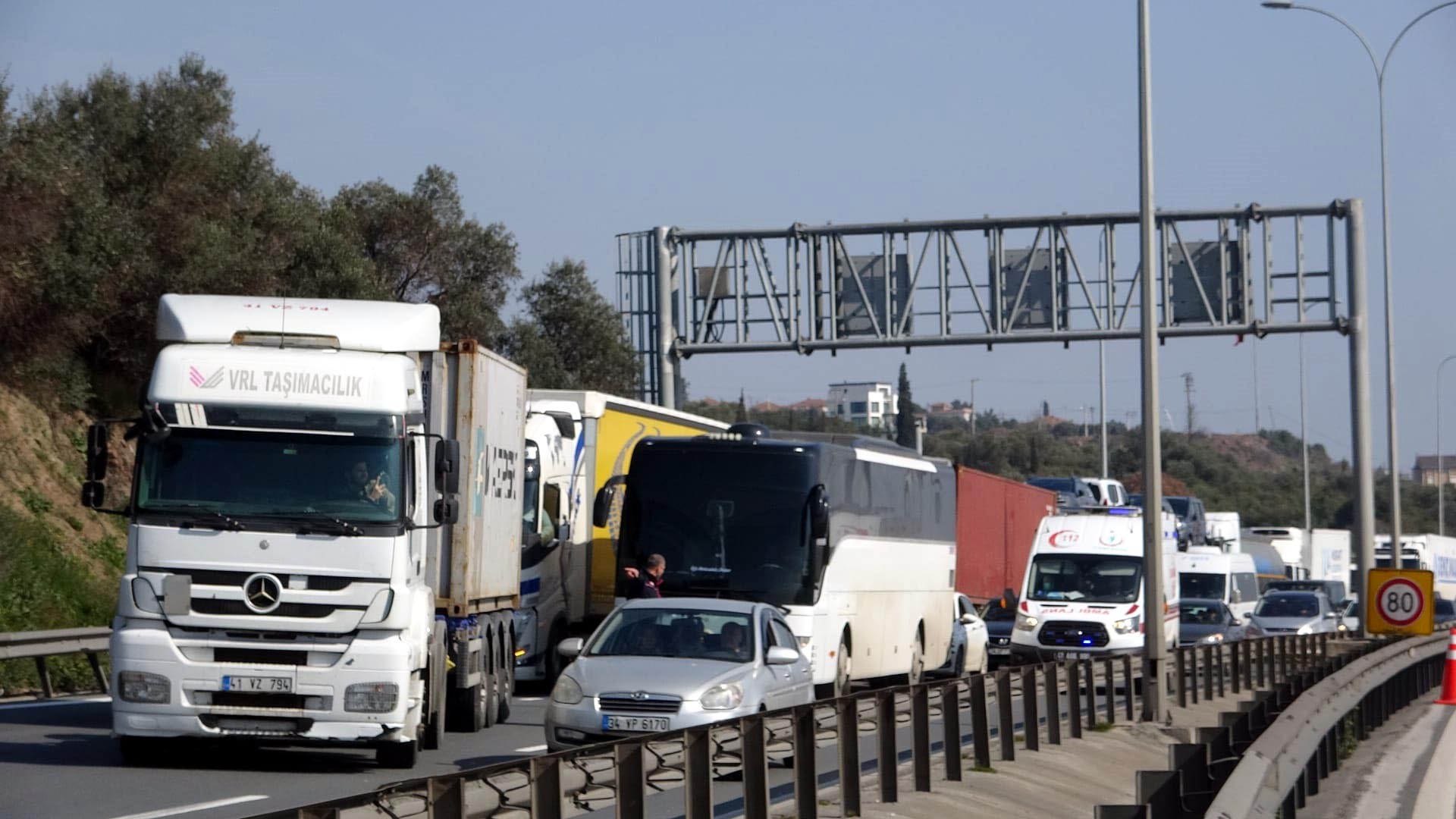 Feci kaza! Yolcu otobüsü ile TIR çarpıştı - Resim : 7