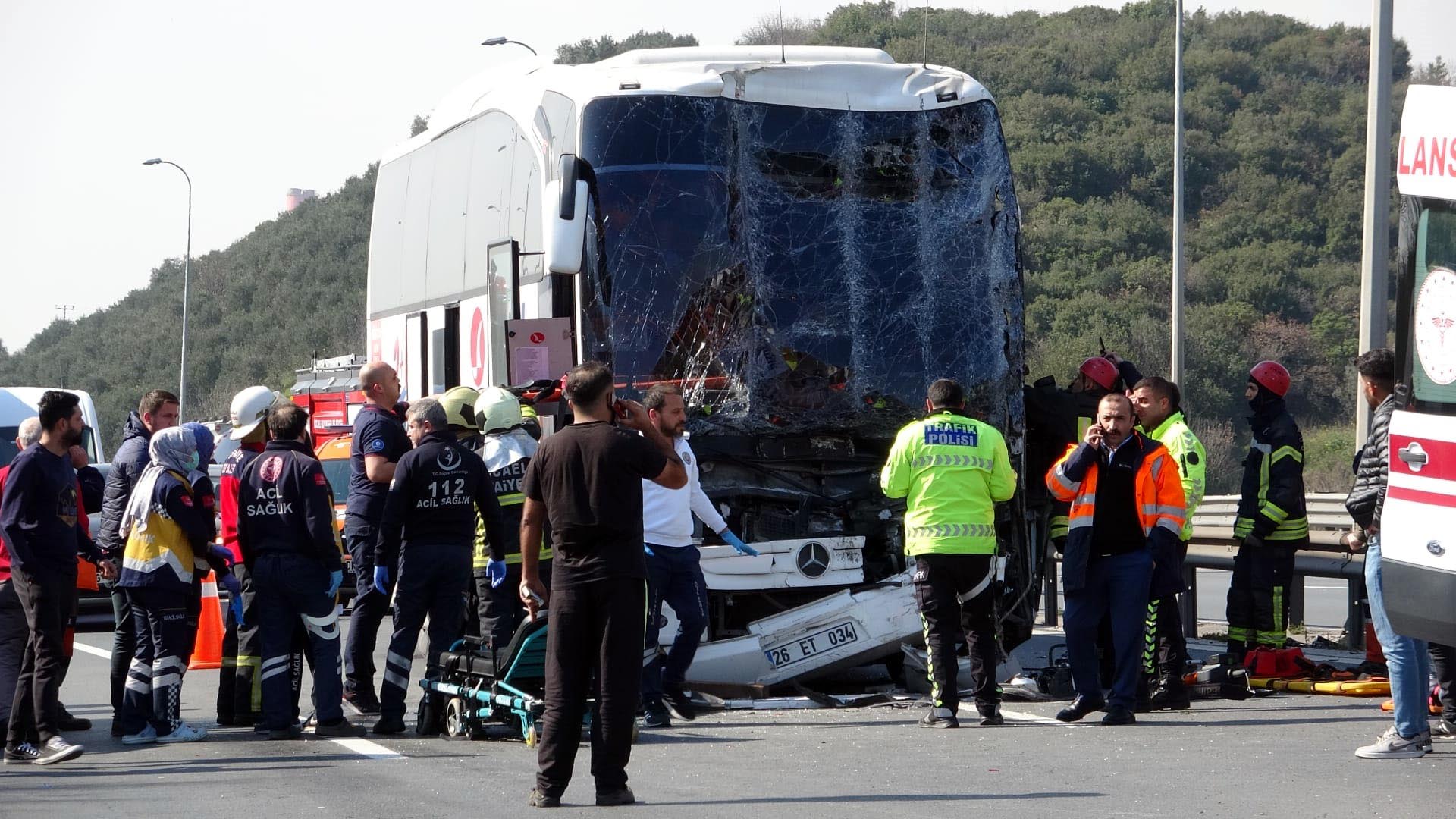 Feci kaza! Yolcu otobüsü ile TIR çarpıştı - Resim : 1