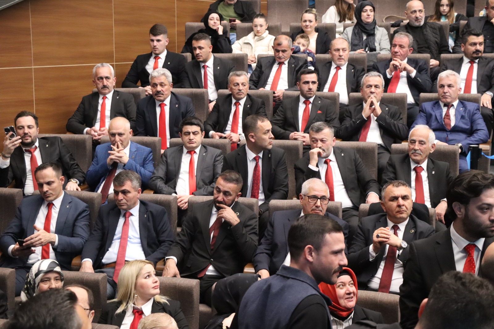 Özlü rakiplerine seslendi! “Boş boş konuşuyor” - Resim : 1