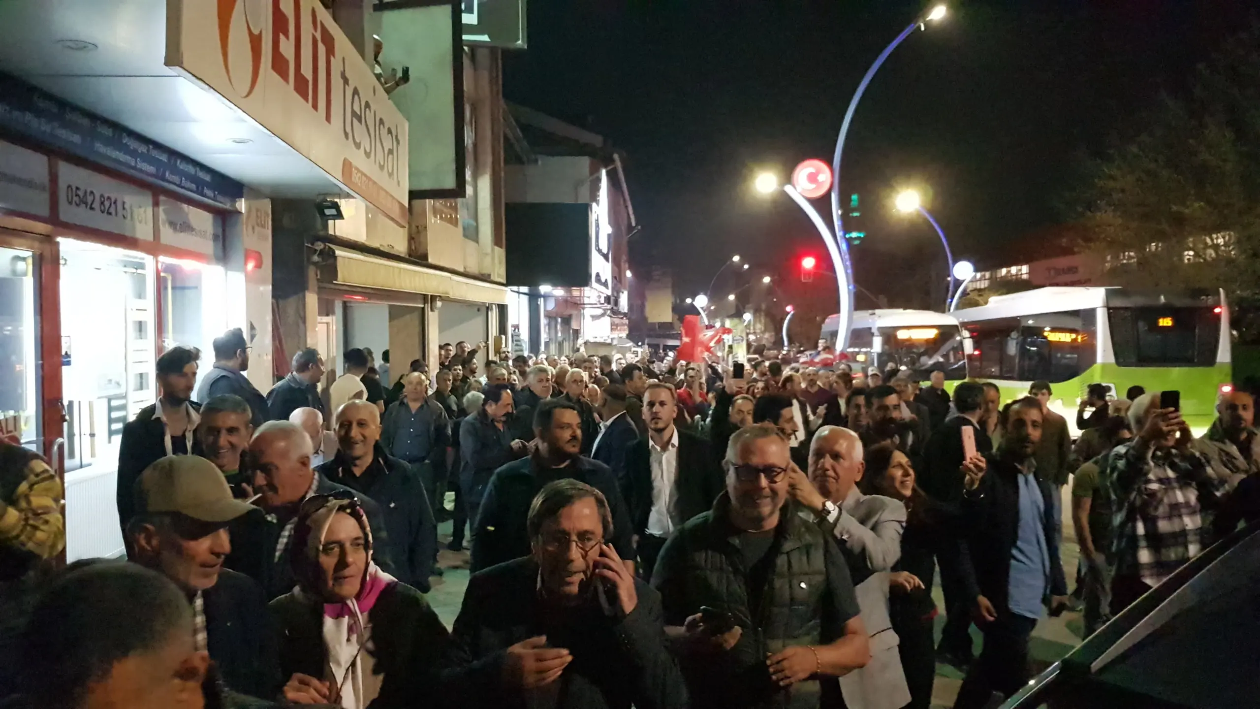 Derince CHP’de coşku hakim: Vatandaşlar SKM önünde toplanmaya başladı - Resim : 1