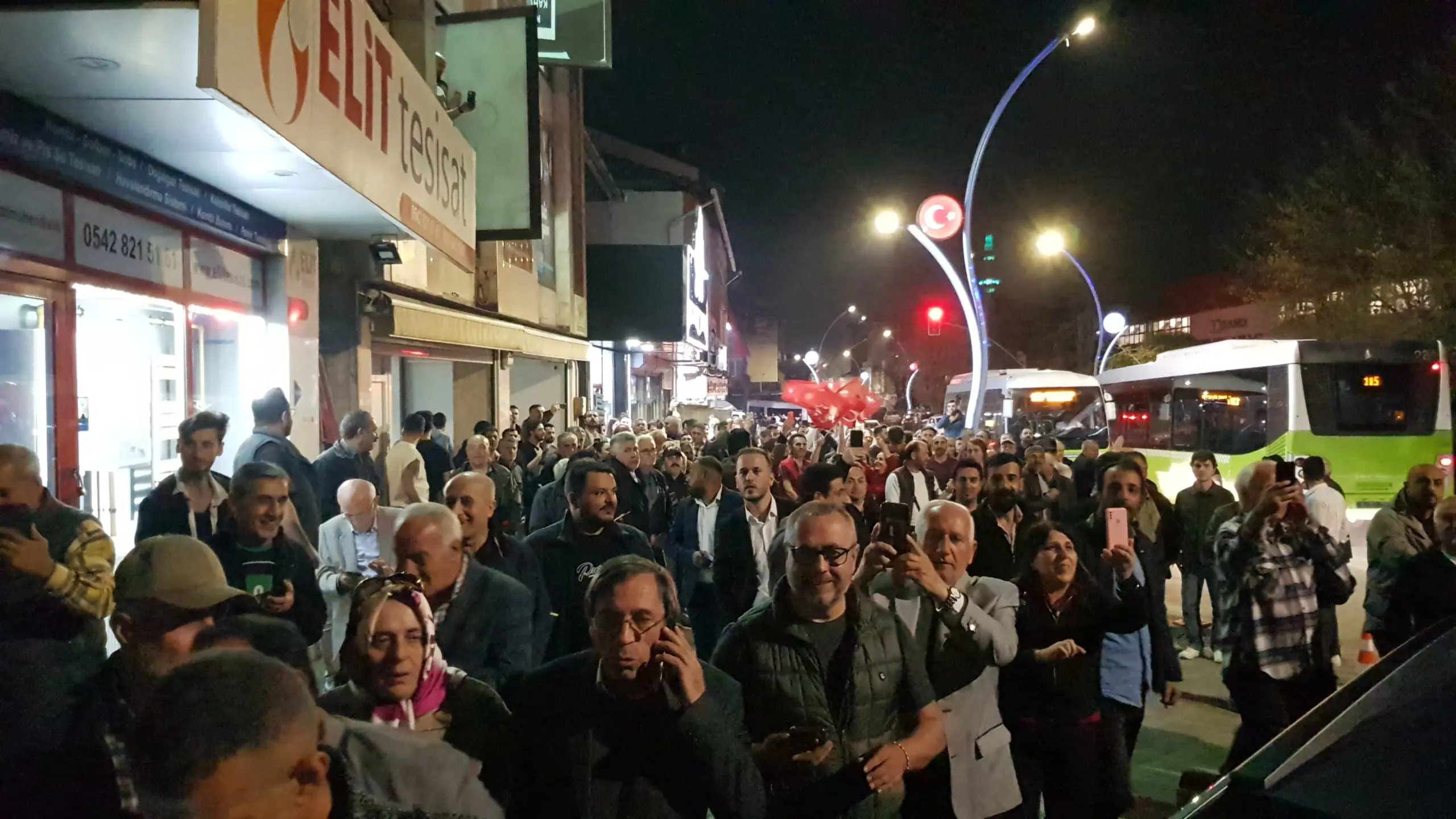 Derince CHP’de coşku hakim: Vatandaşlar SKM önünde toplanmaya başladı - Resim : 2