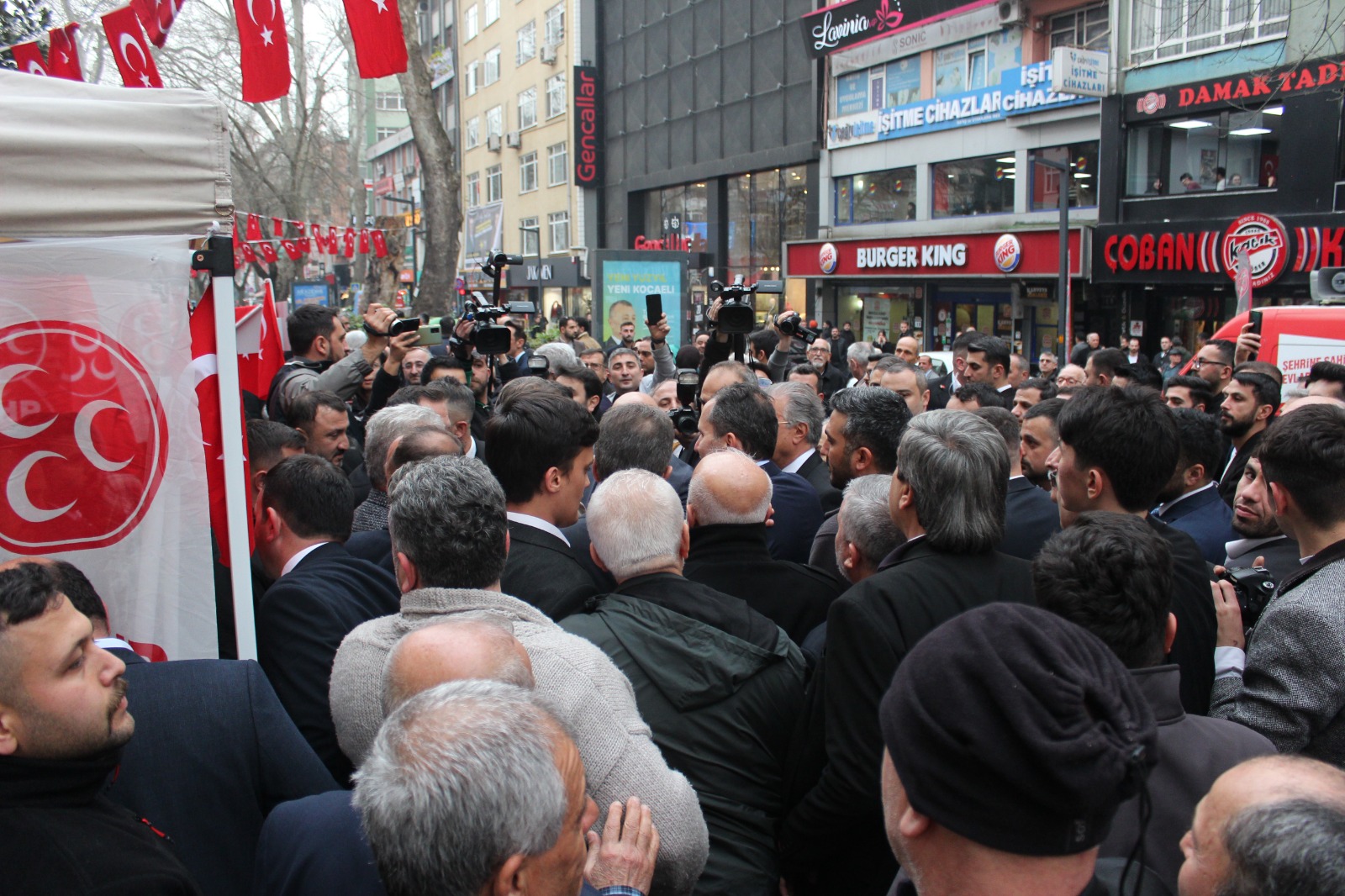 Parti standlarını es geçmedi! - Resim : 1