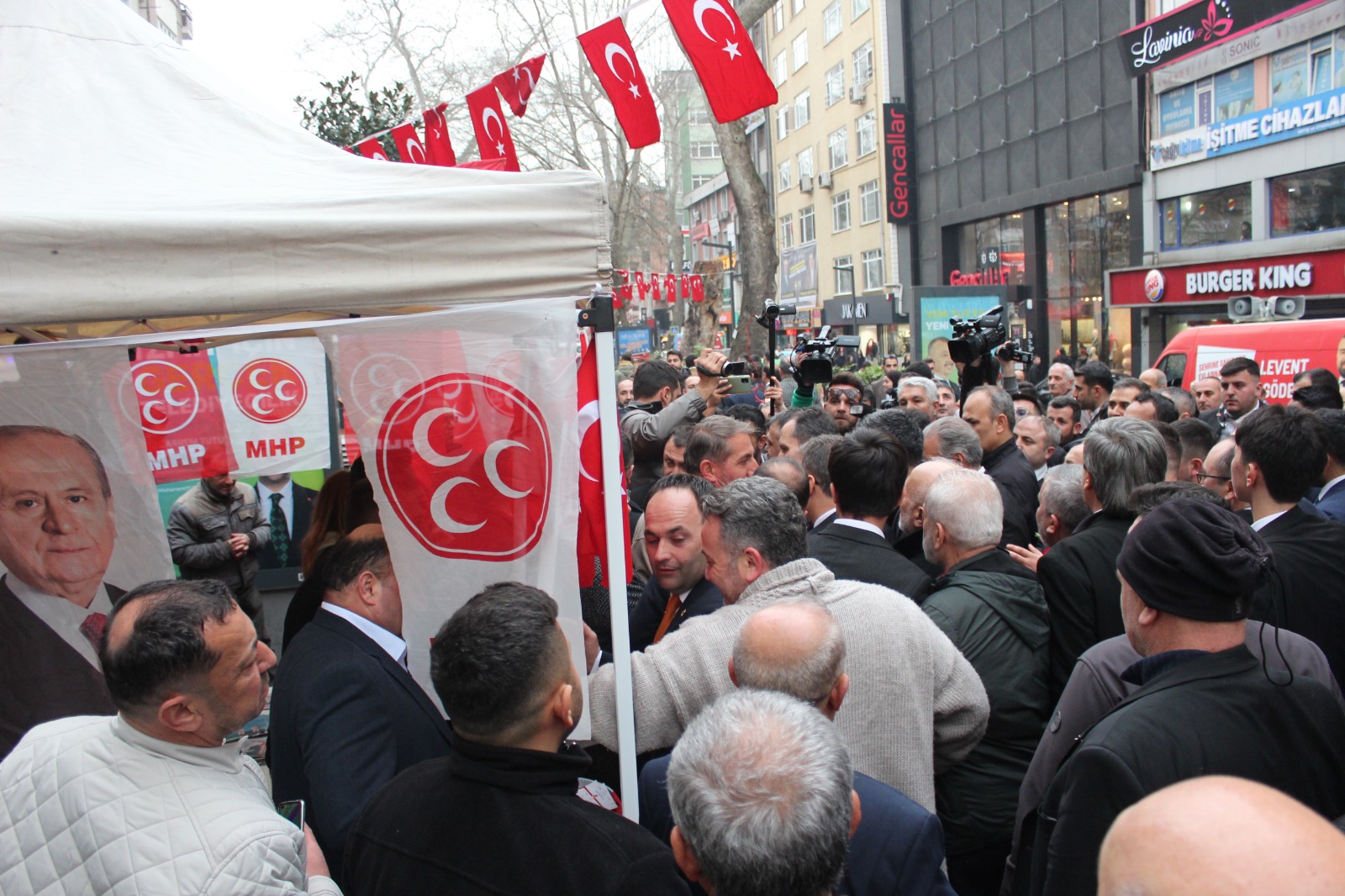 Parti standlarını es geçmedi! - Resim : 2