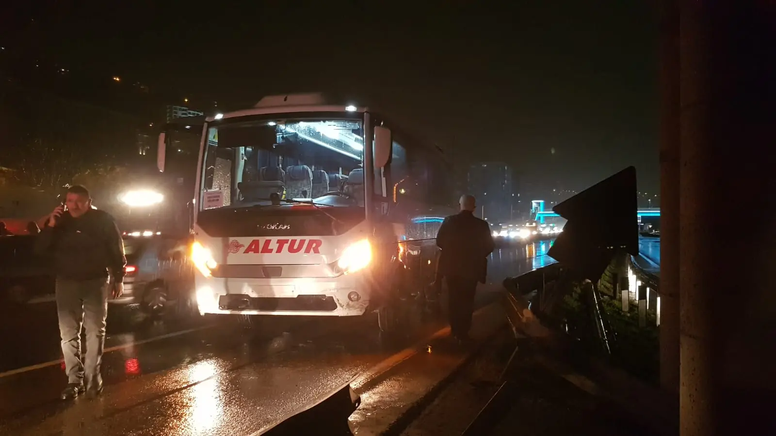 Servis midibüsü bariyerlere çarptı: 1 yaralı - Resim : 1