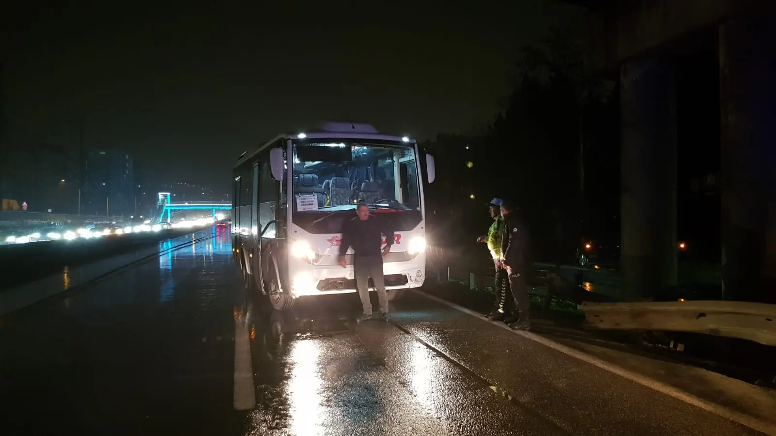 Servis midibüsü bariyerlere çarptı: 1 yaralı - Resim : 2