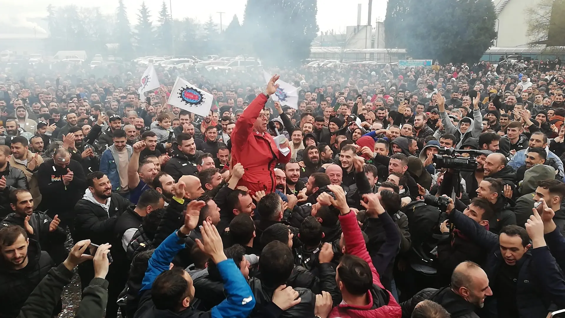 O ikonik poz verildi Lastik İşçisinin zammı belli oldu - Resim : 2