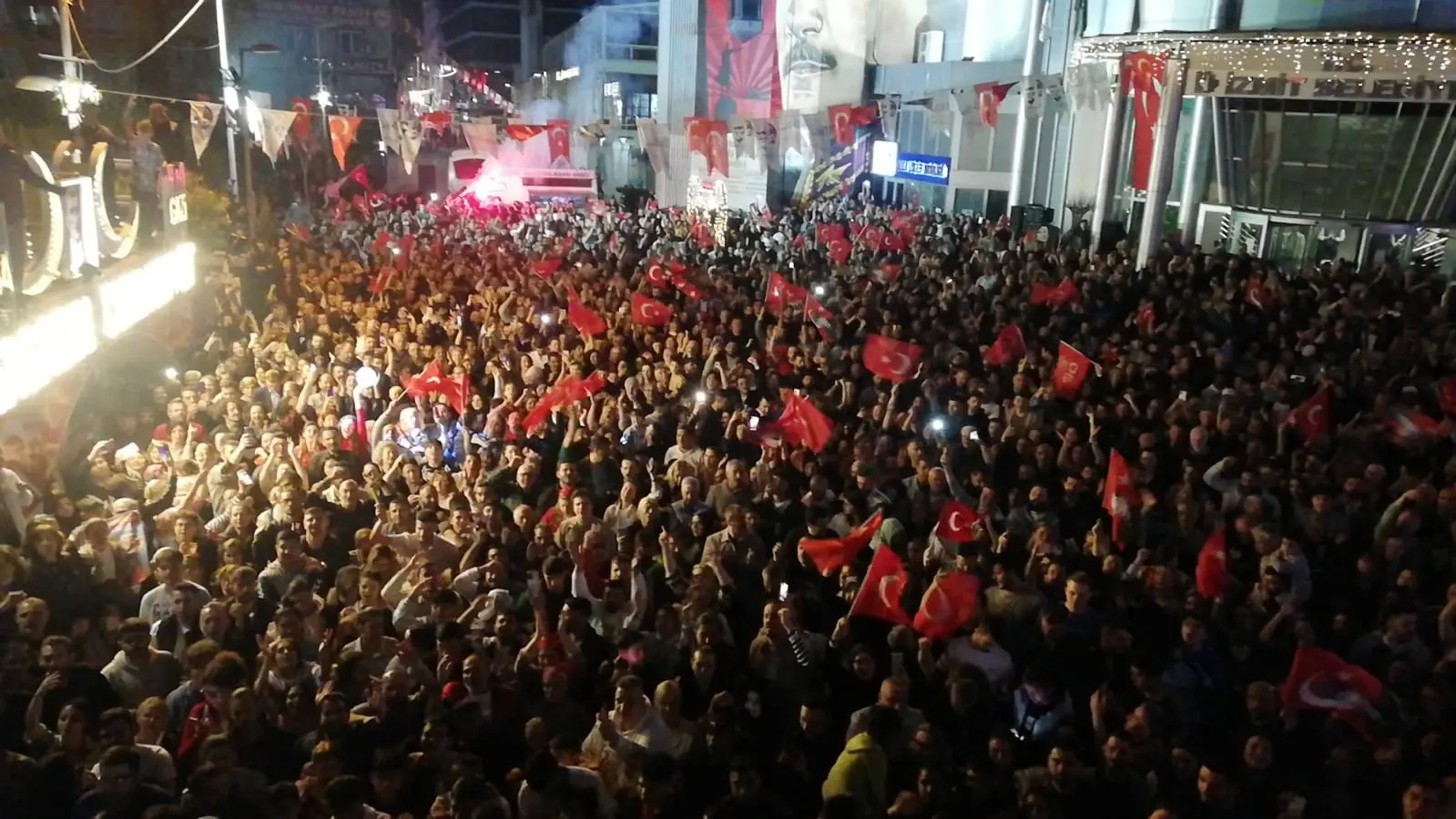 Derince CHP’de kutlamalar başladı! Anlık fark yüzde 11 - Resim : 2