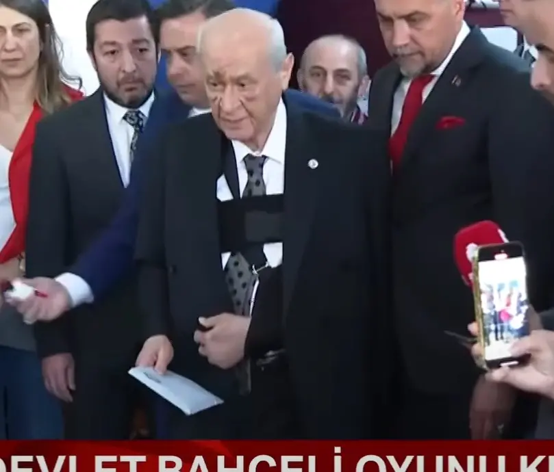 MHP Lideri Devlet Bahçeli’ye ne oldu? Kolu askılı, yüzü mor - Resim : 1