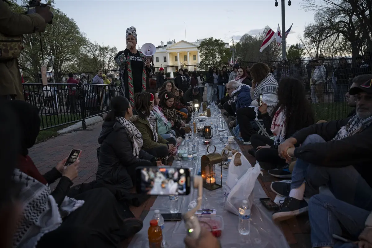 Önce iftar açtılar sonra Gazze için slogan attılar - Resim : 1