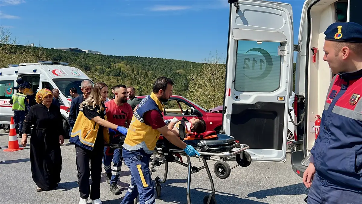 İki otomobil birbirine girdi: 3'ü çocuk 5 kişi yaralandı! - Resim : 3