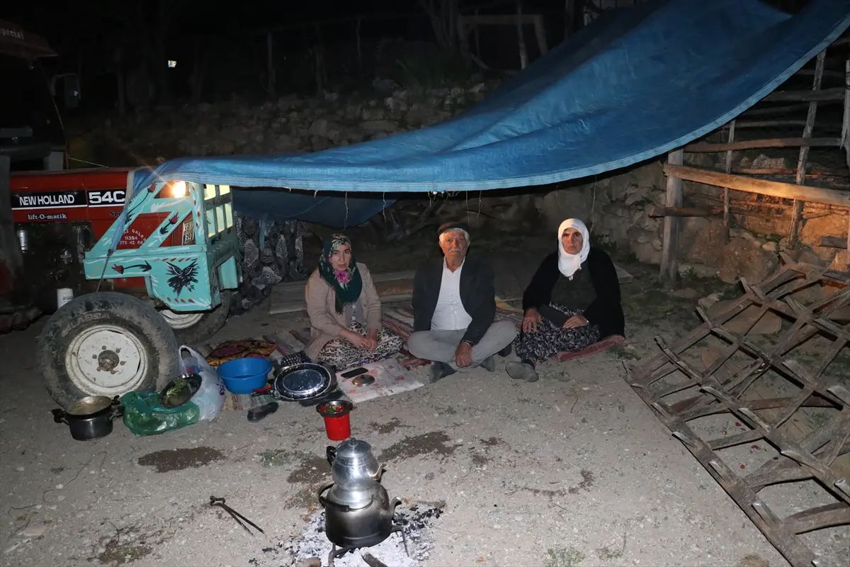 Tokat depremi sonrasında vatandaşlar sokakta yatıyor! - Resim : 4