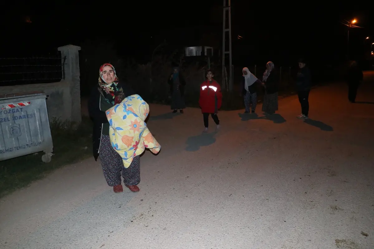 Tokat depremi sonrasında vatandaşlar sokakta yatıyor! - Resim : 1