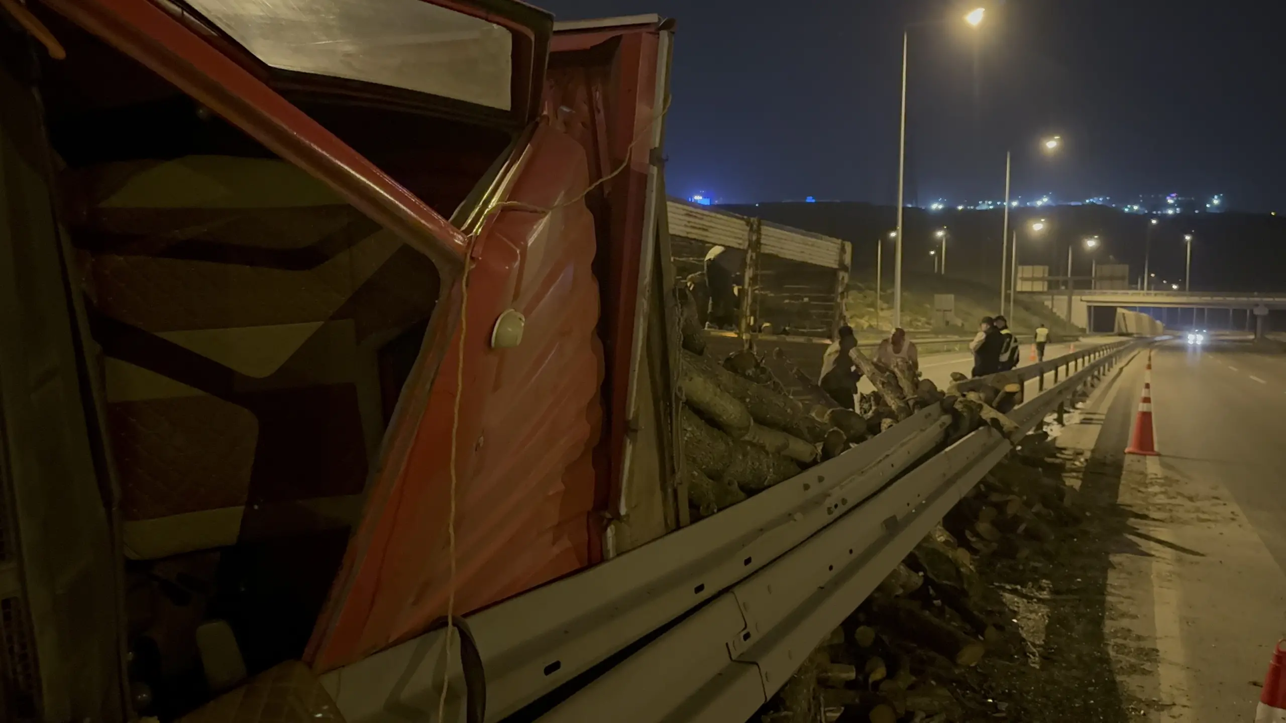 Odun yüklü kamyon trafikte devrildi! - Resim : 1