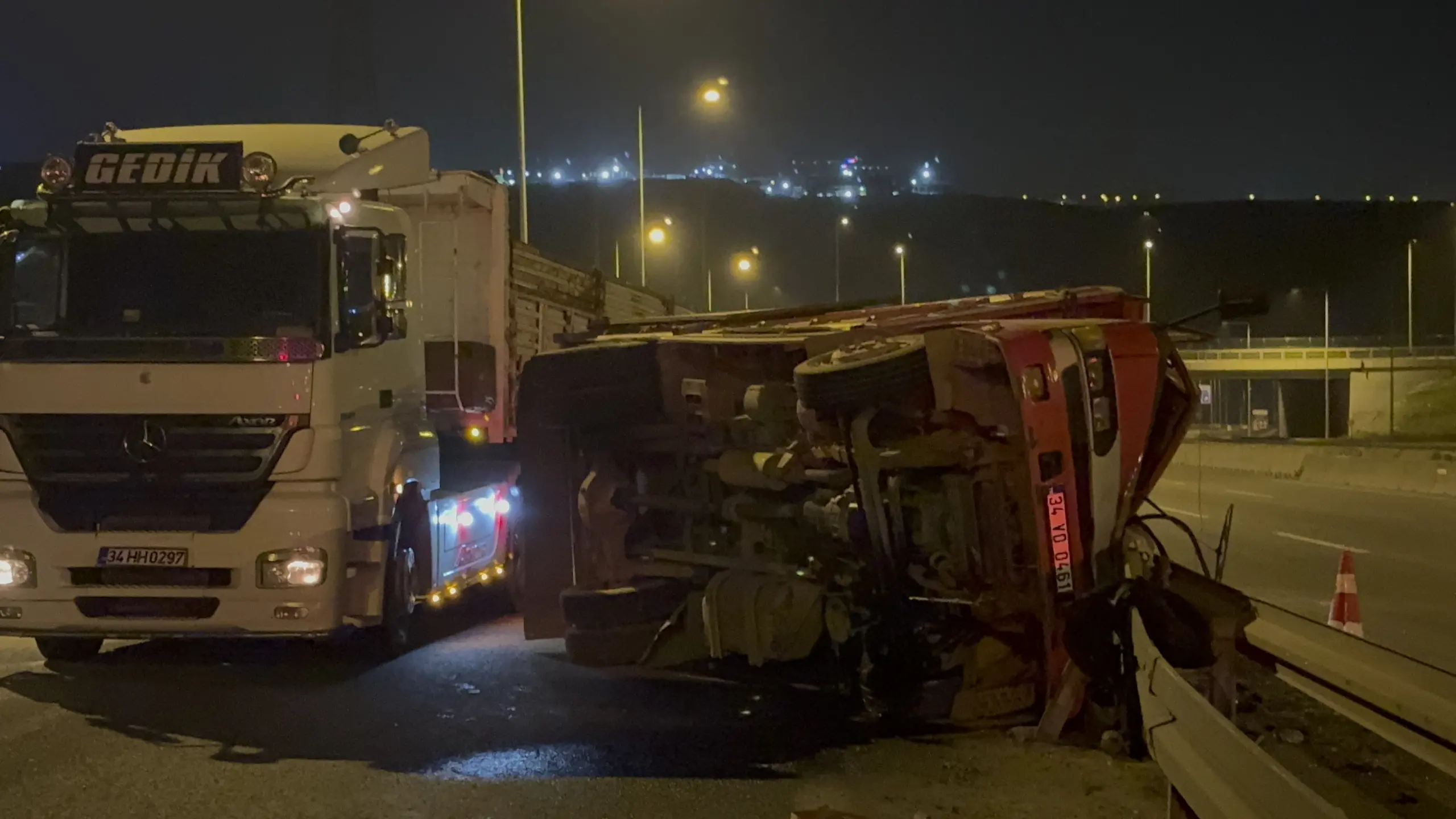 Odun yüklü kamyon trafikte devrildi! - Resim : 3