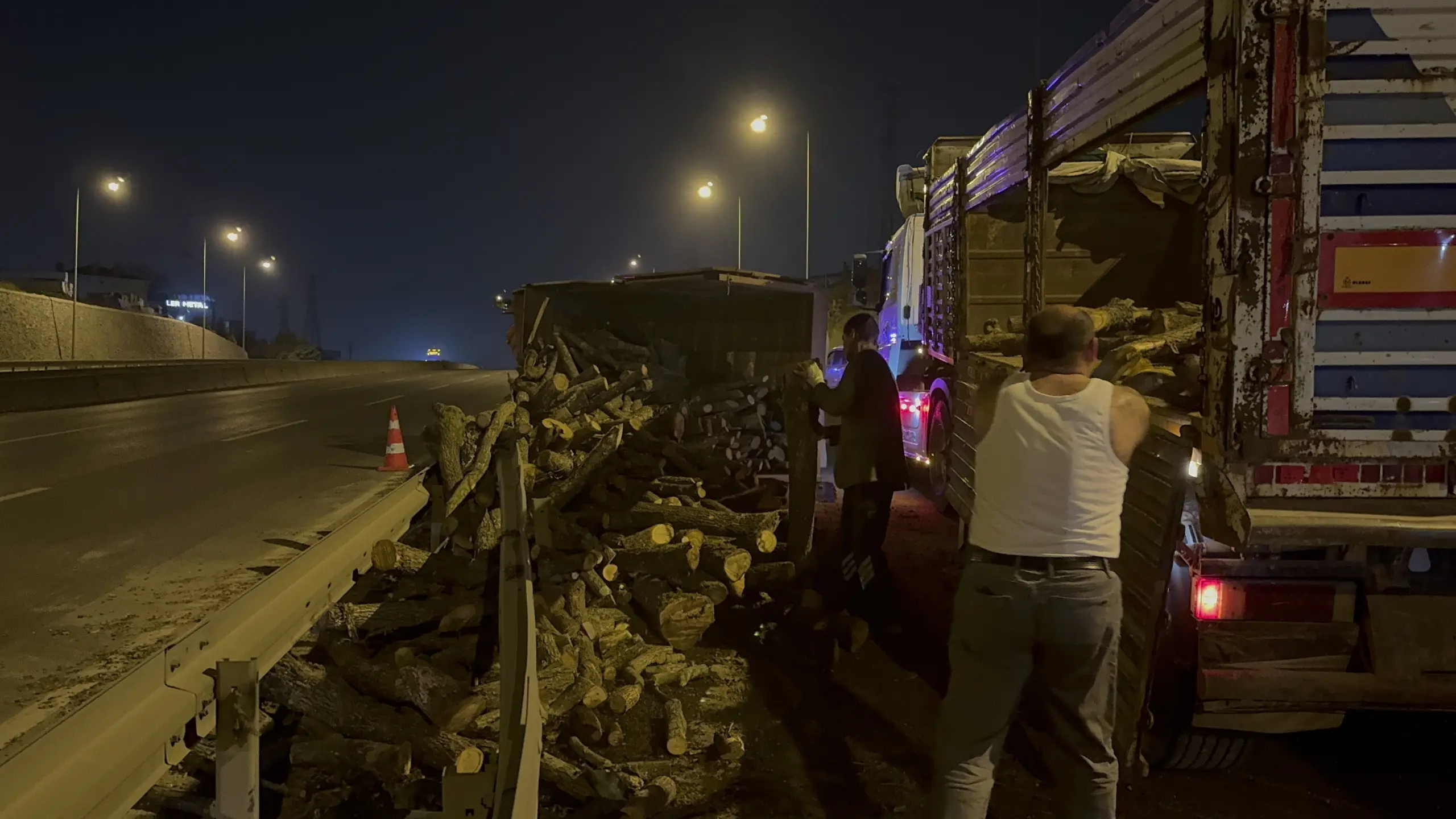 Odun yüklü kamyon trafikte devrildi! - Resim : 2