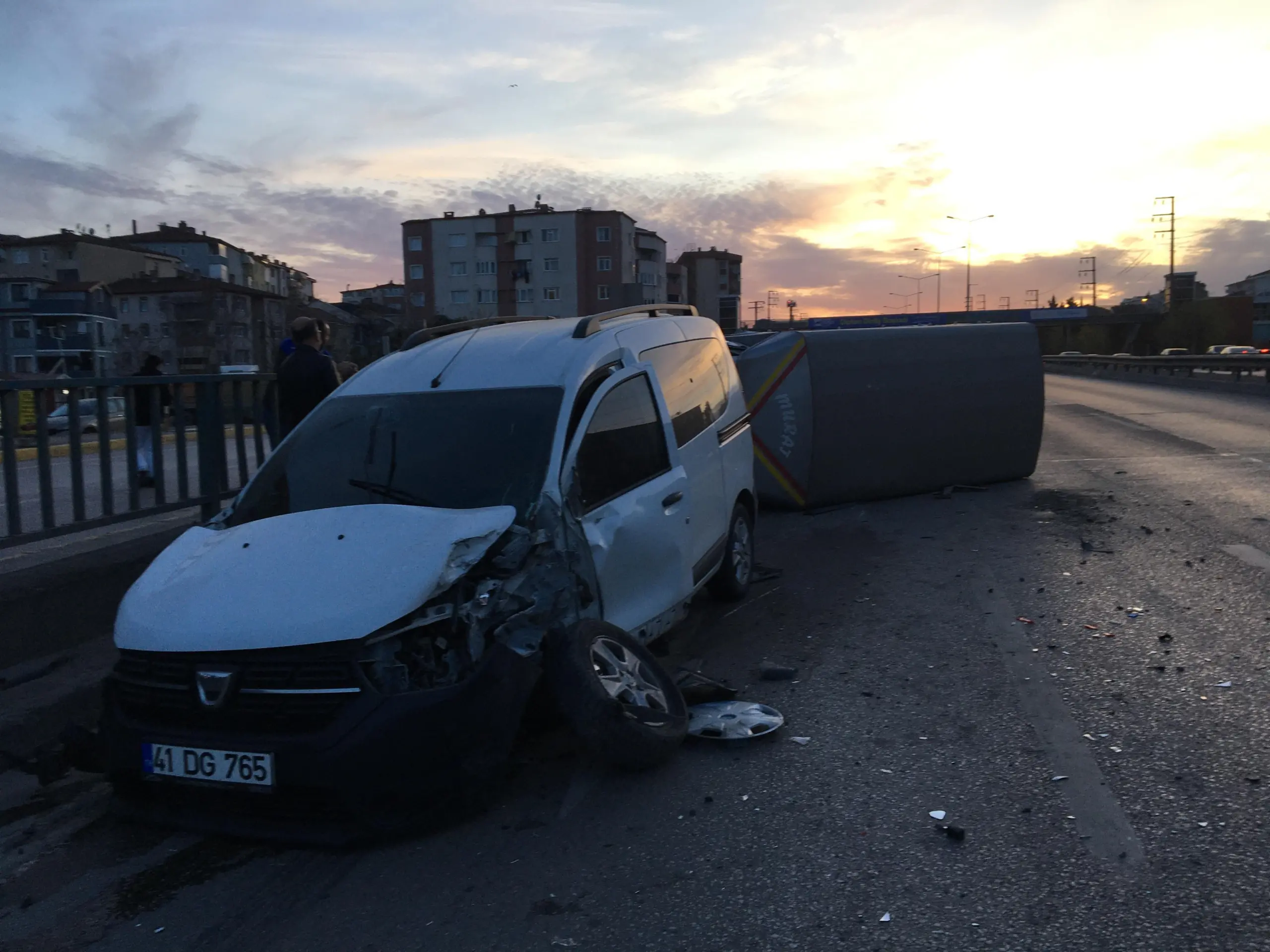 Derince'de korkunç kaza! Patates yüklü kamyonet işte böyle devrildi - Resim : 3