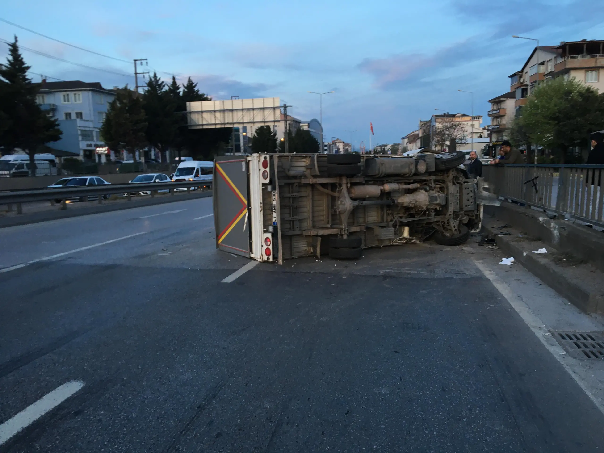 Derince'de korkunç kaza! Patates yüklü kamyonet işte böyle devrildi - Resim : 1