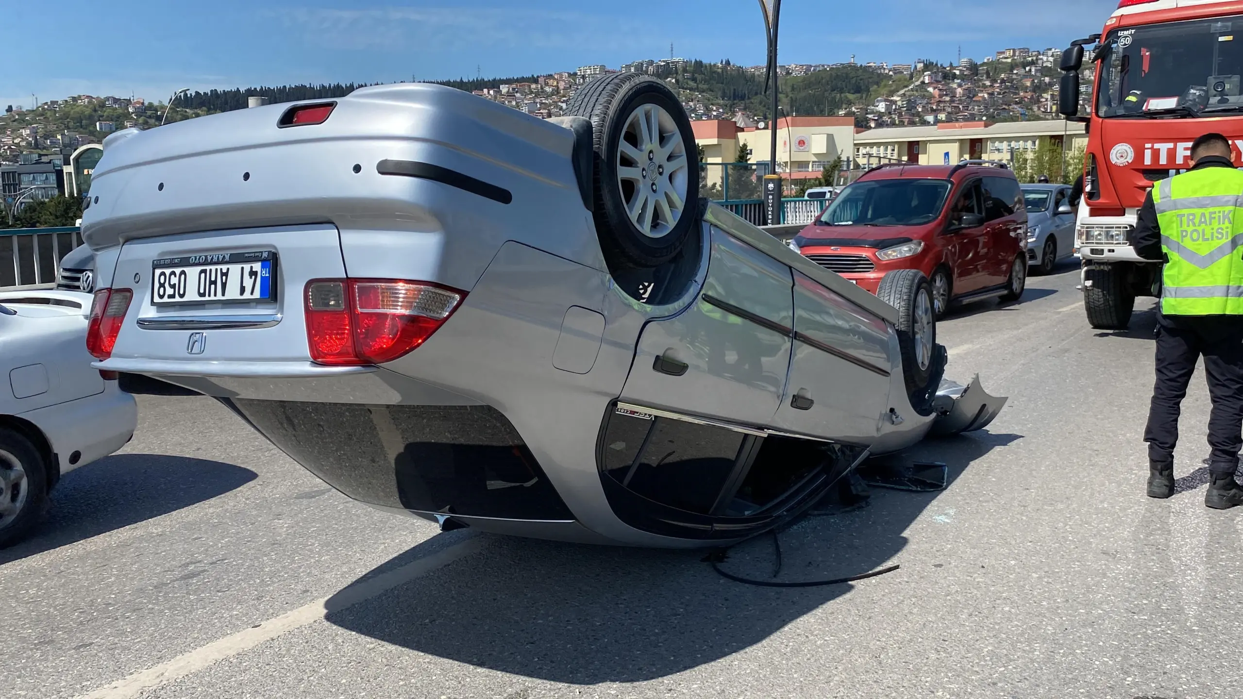 Türkçakal Bulvarı'nda korkutan kaza - Resim : 2