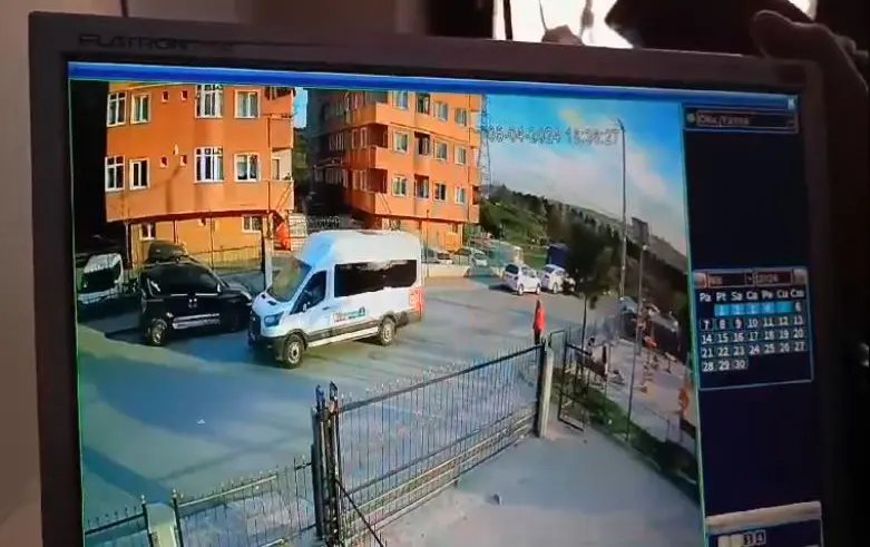 Feci kaza kamerada: Servis minibüsü, 7 yaşındaki çocuğu ezdi - Resim : 1