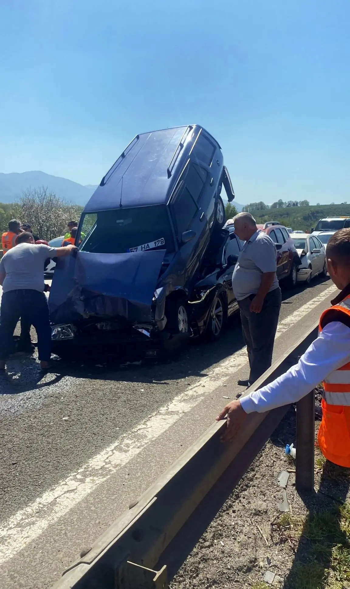 Komşuda korkunç kaza: 9 araç birbirine girdi! - Resim : 2