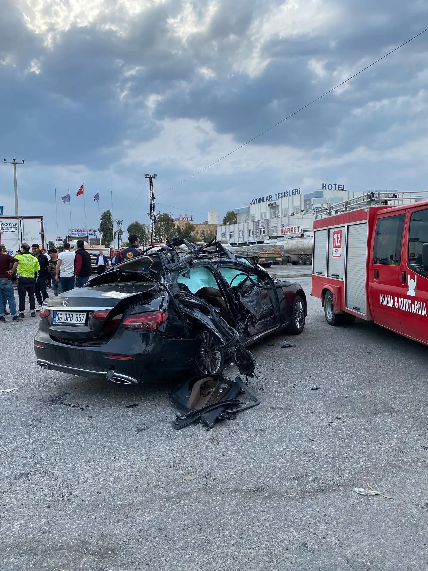 TIR ve otomobil korkunç çarpışıyor! İşte o anlar - Resim : 1