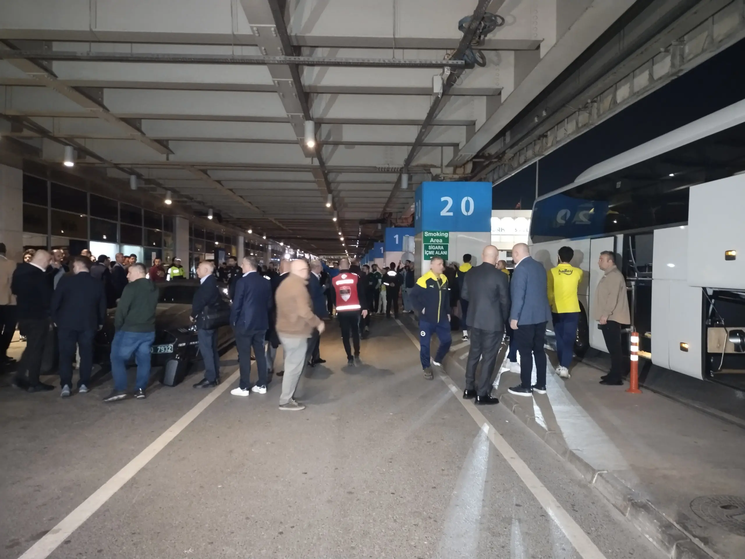 Fenerbahçe'yi taraftar coşkuyla karşıladı - Resim : 1