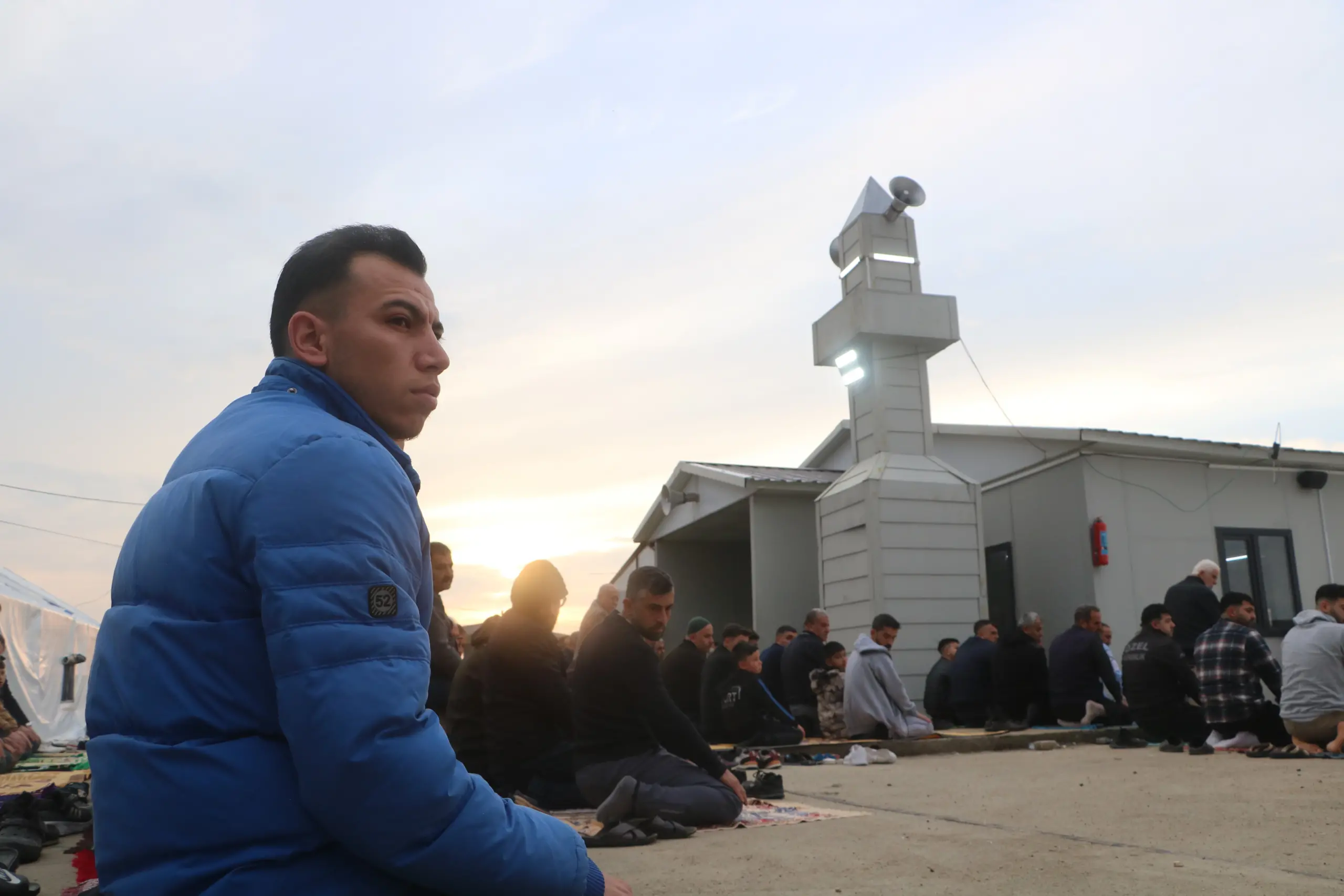 Konteyner camide namaz kıldılar - Resim : 1