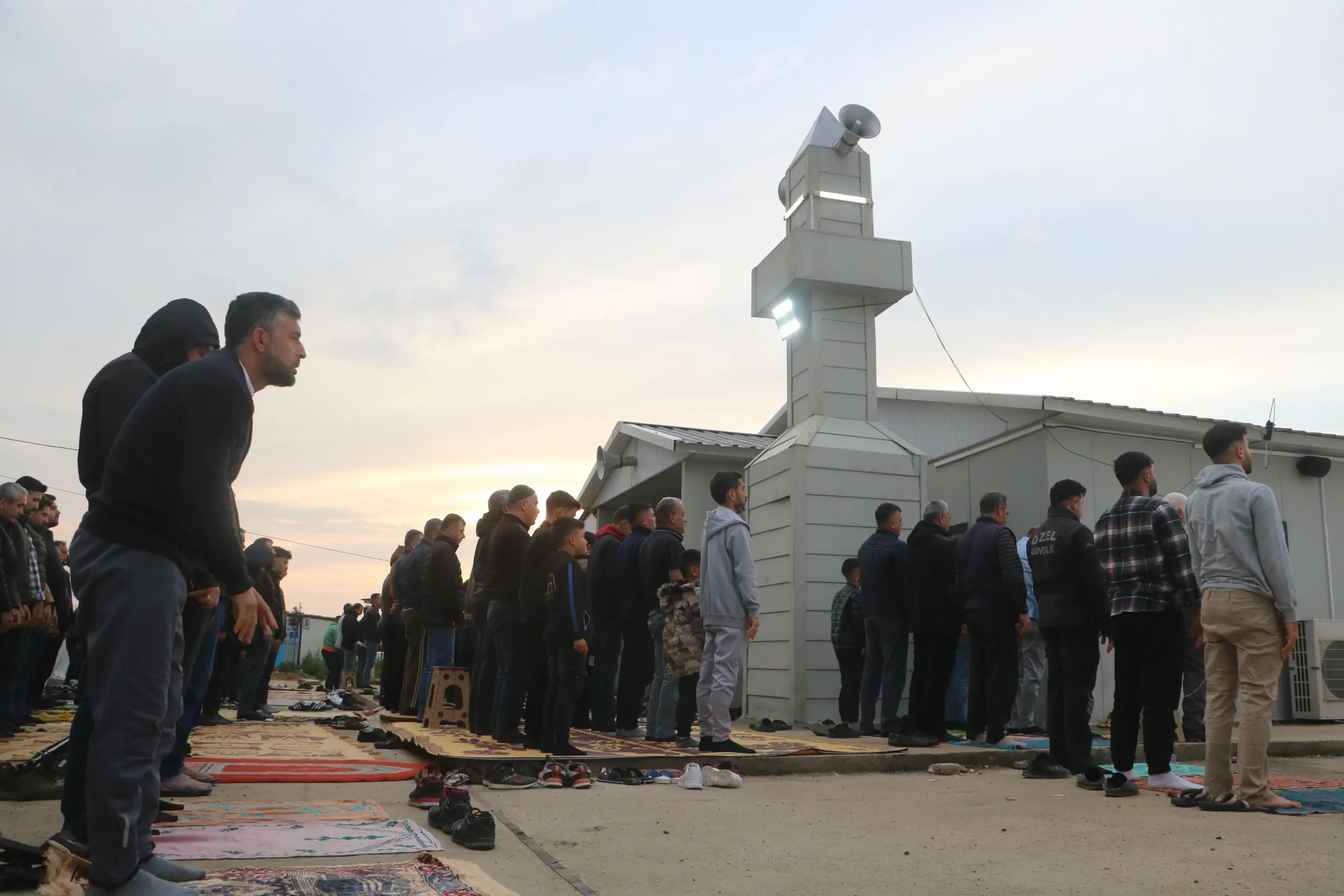 Konteyner camide namaz kıldılar - Resim : 2