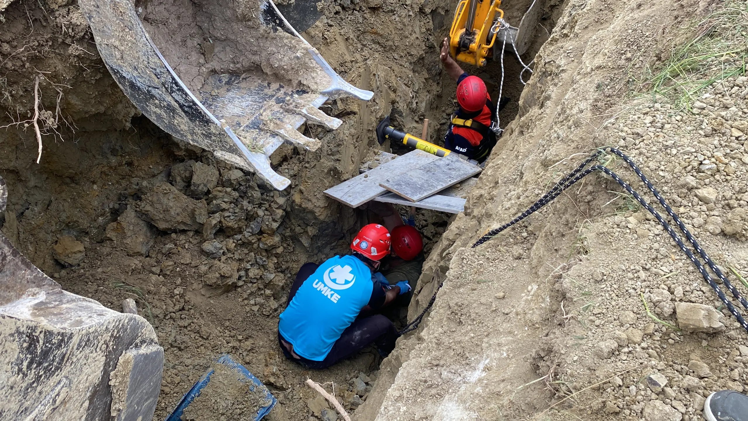 Çanakkale'de toprak kayması! Göçük altında kalanlar var - Resim : 3