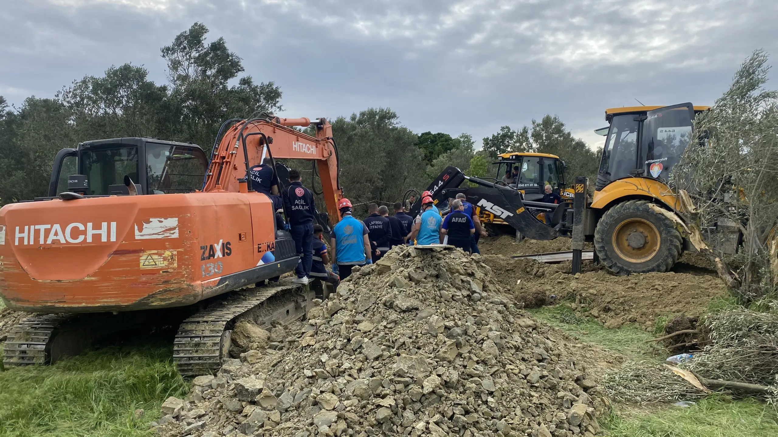 Çanakkale'de toprak kayması! Göçük altında kalanlar var - Resim : 1