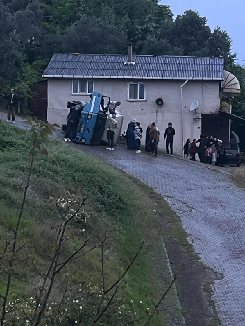 Kamyonet devrildi, kasadaki çocuklar ölümden döndü - Resim : 1